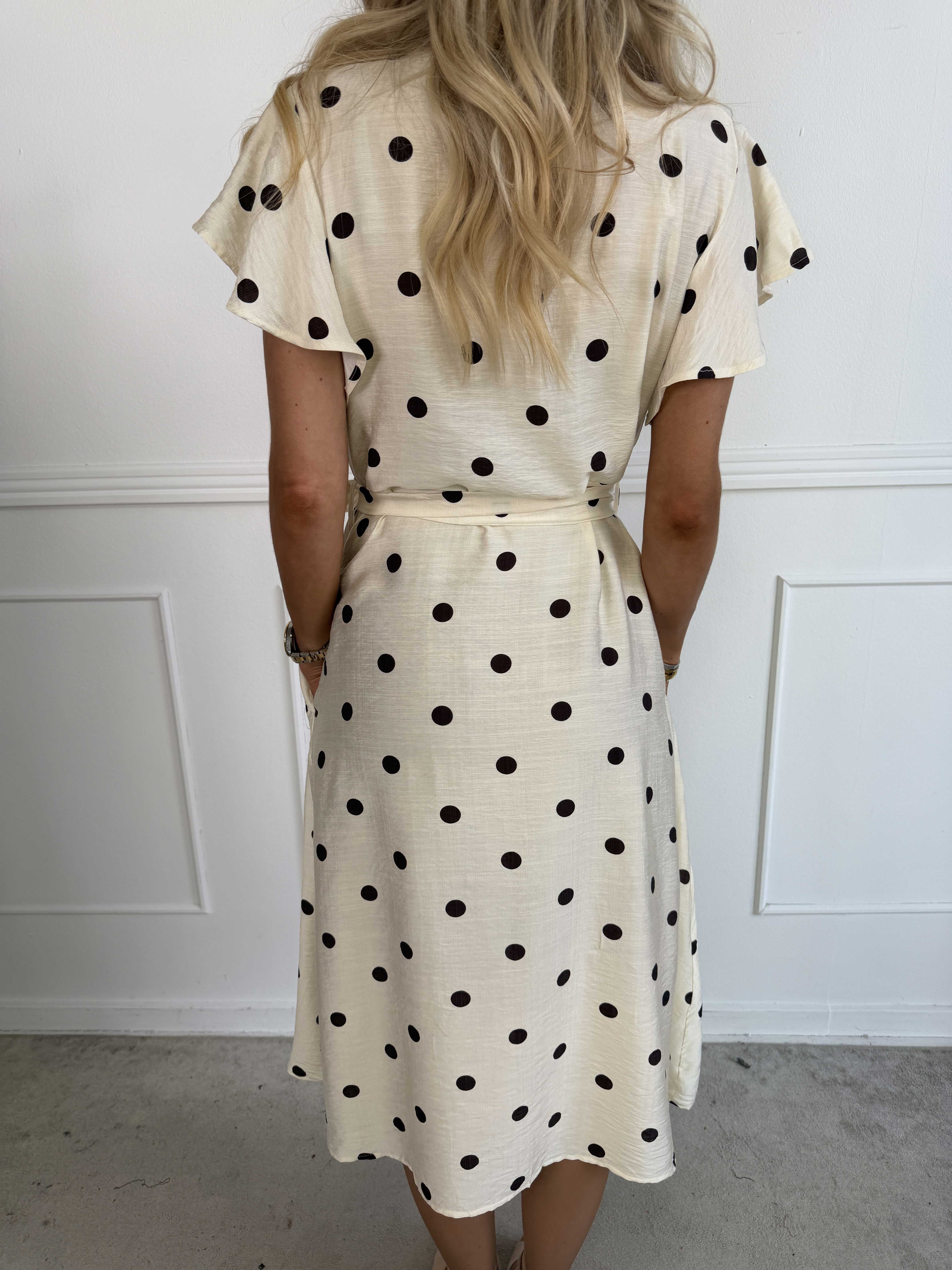 Tuva - Skjortekjole i viskose med flæseærmer og prikker