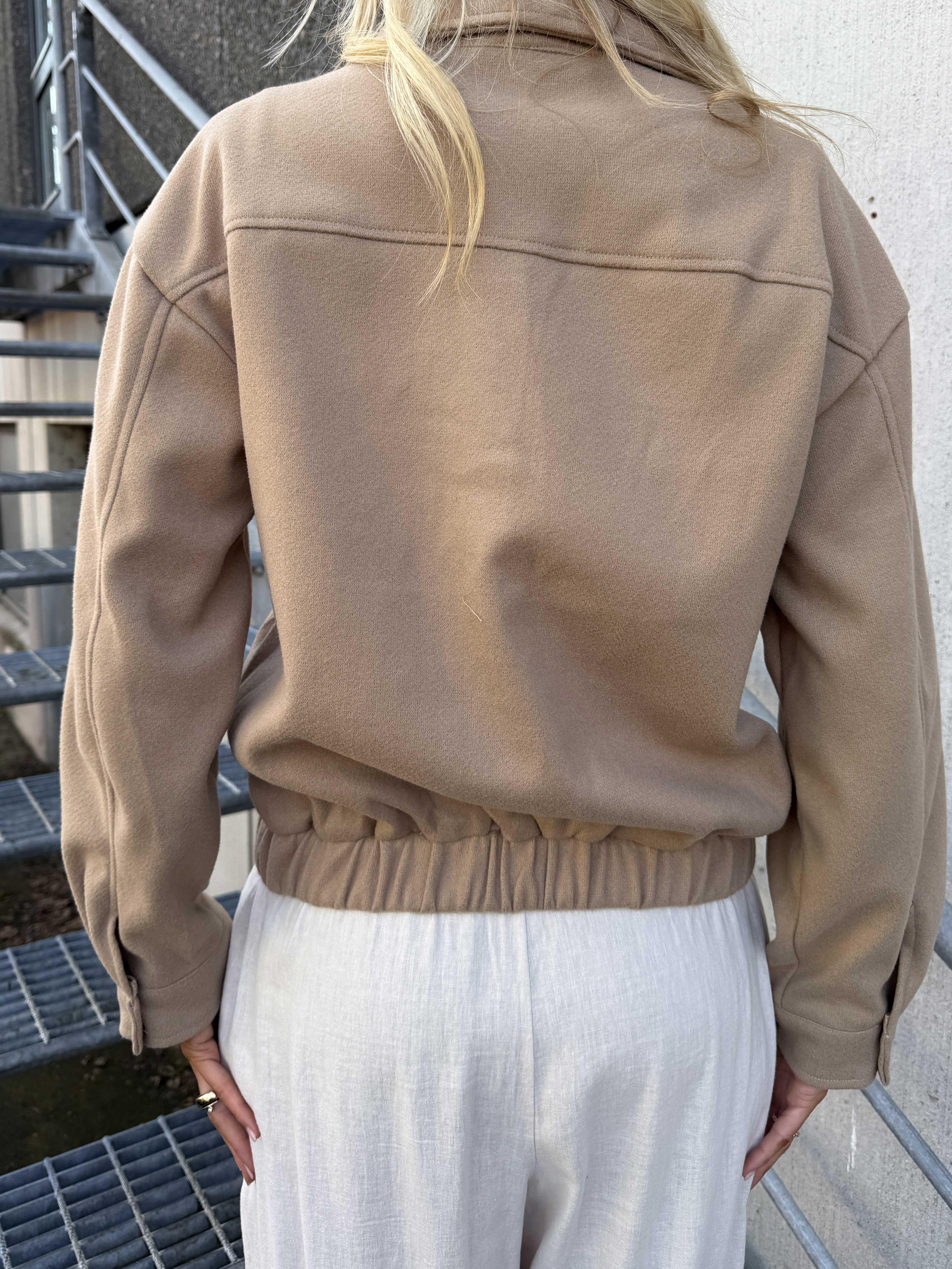 Nukaka - Let og stilfuld jakke i skjortestil