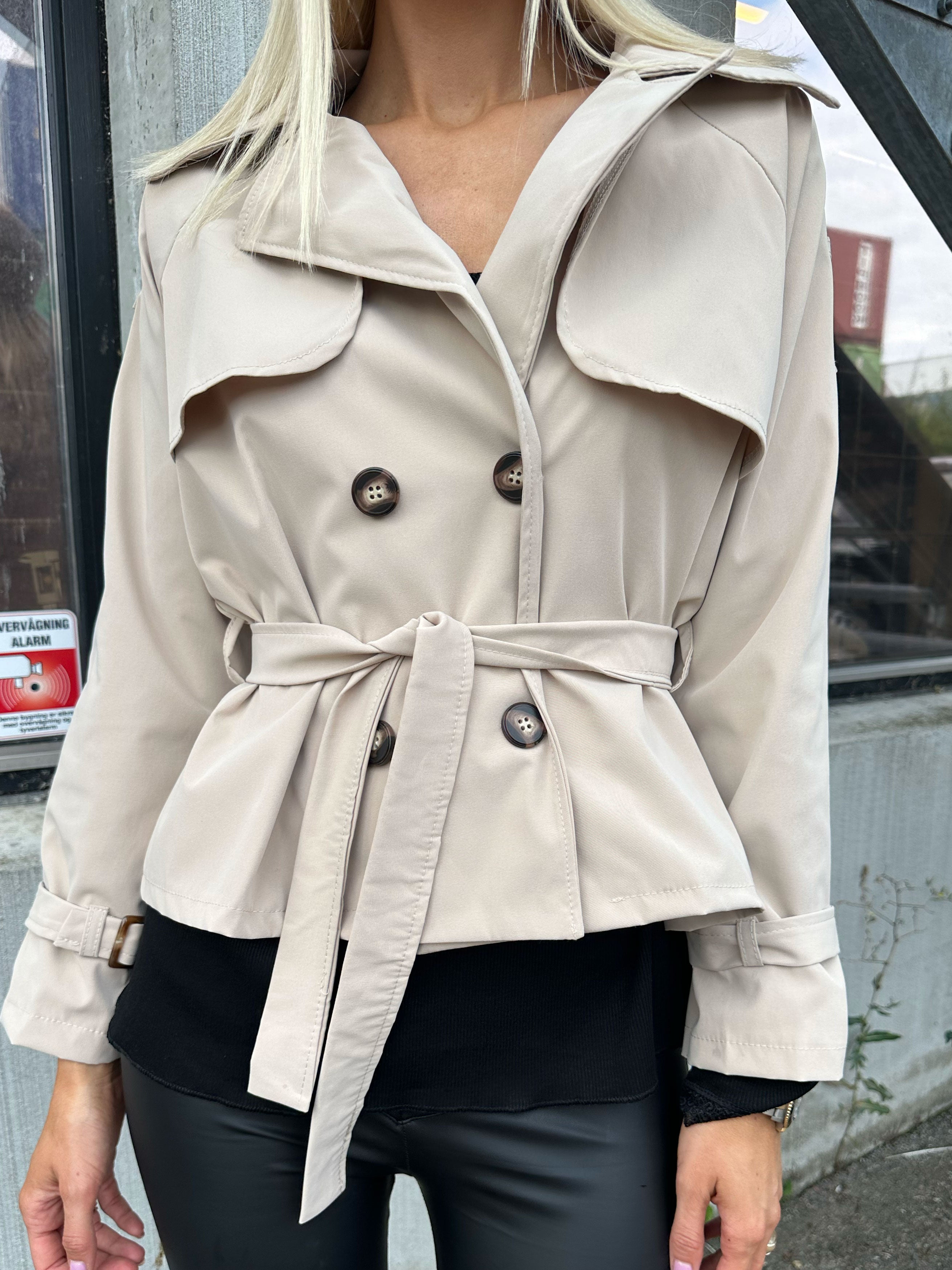 Carmen - Kort trench coat med knapper
