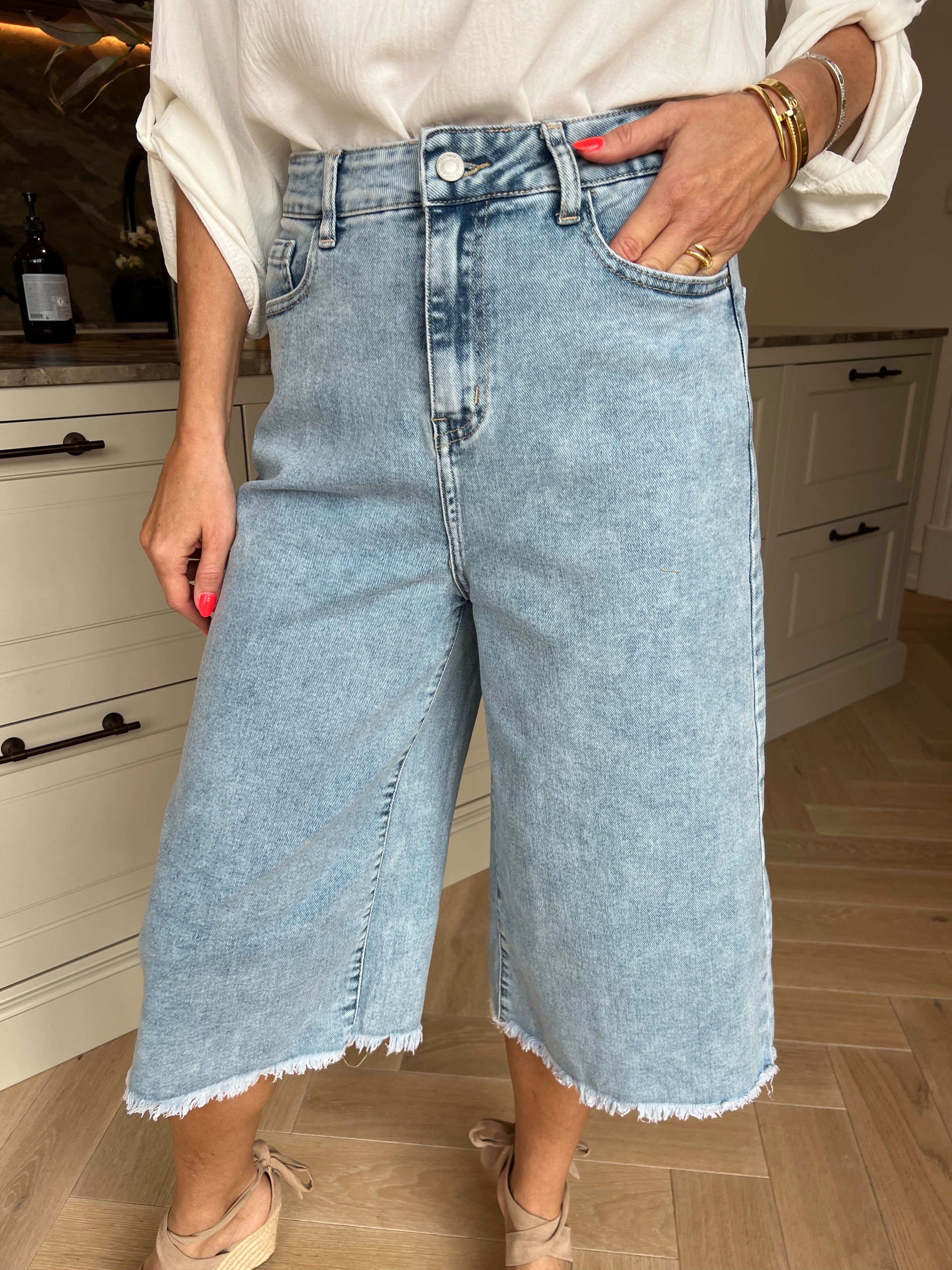 Kabrina - Knælange denimshorts med brede bukseben