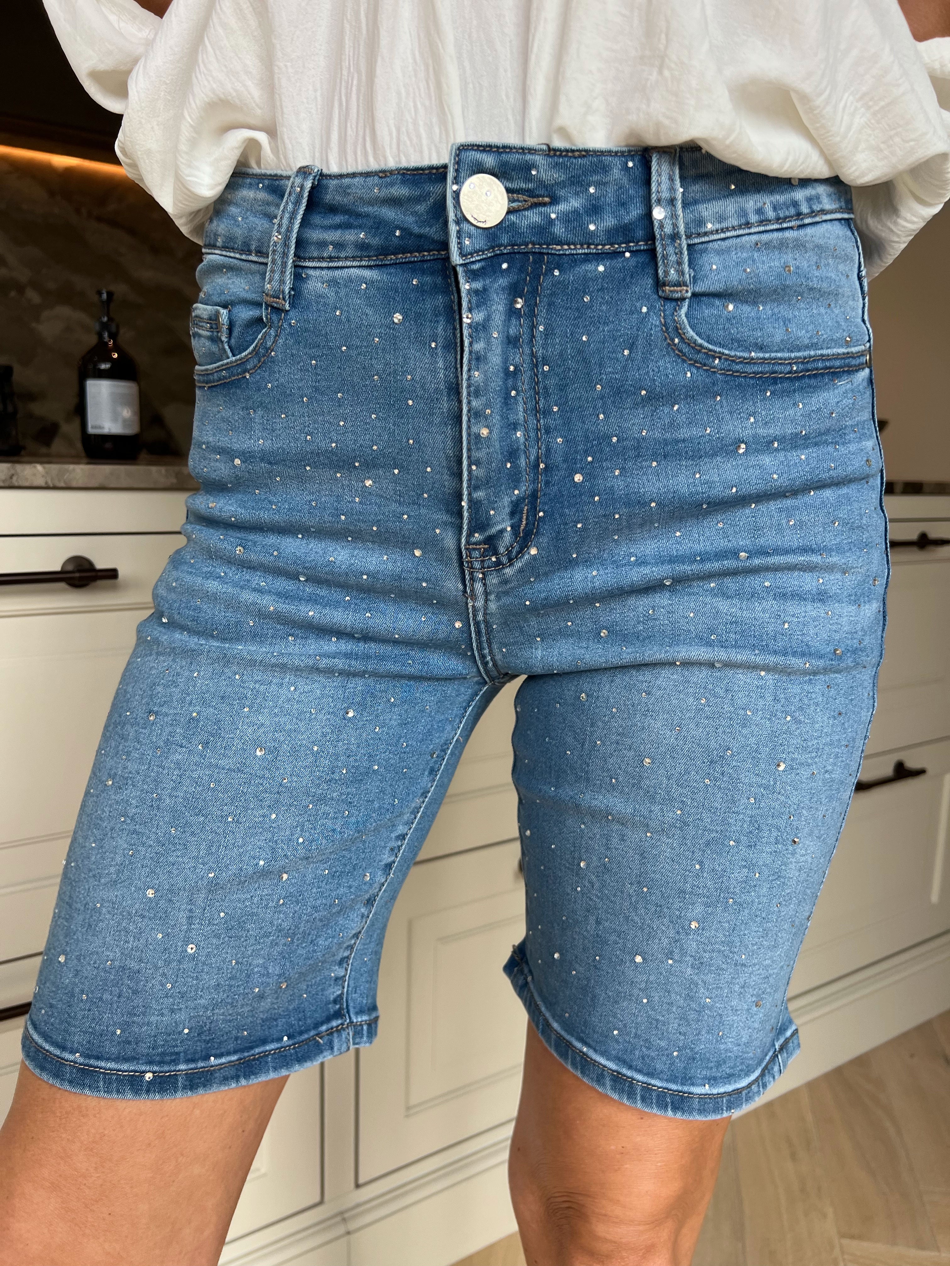 Sandra - Denimshorts med stræk og funklende similisten