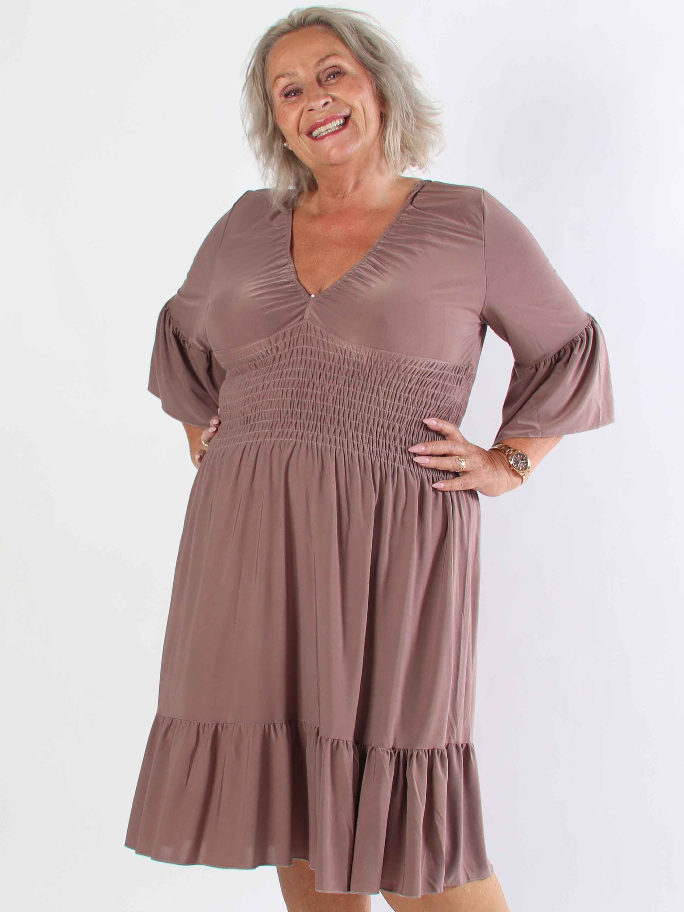 Flora Plain - Elastisk plus size kjole med smock og flæse på ærmet