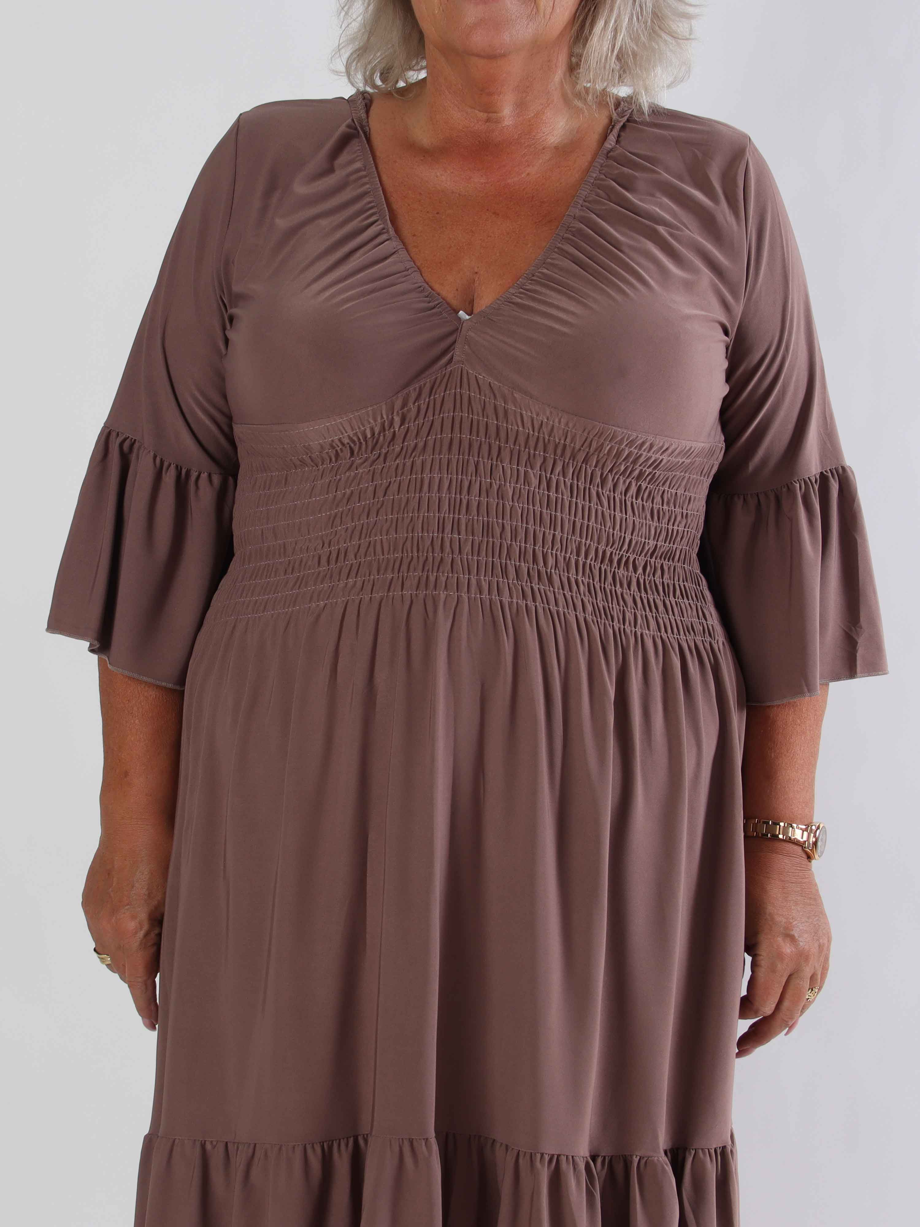 Flora Plain - Elastisk plus size kjole med smock og flæse på ærmet