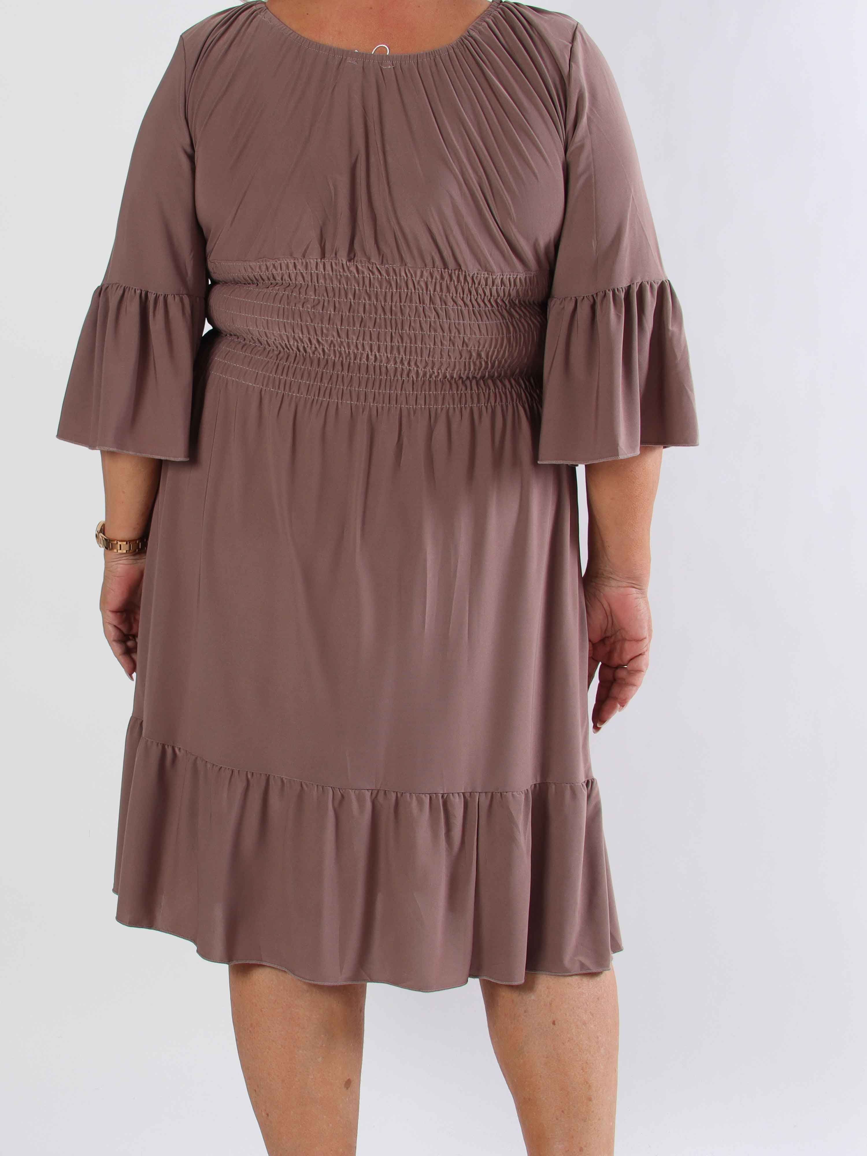 Flora Plain - Elastisk plus size kjole med smock og flæse på ærmet