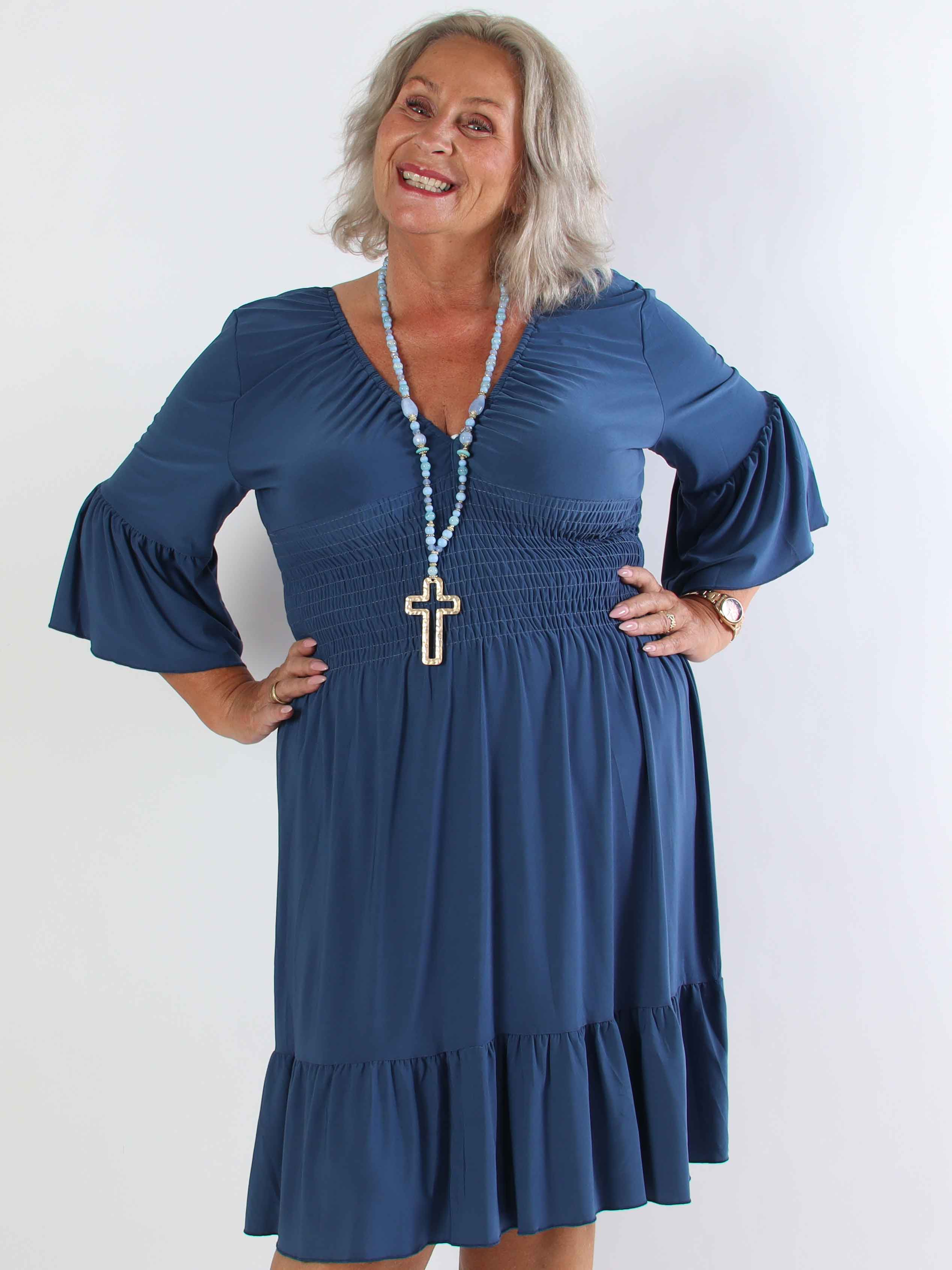 Flora Plain - Elastisk plus size kjole med smock og flæse på ærmet