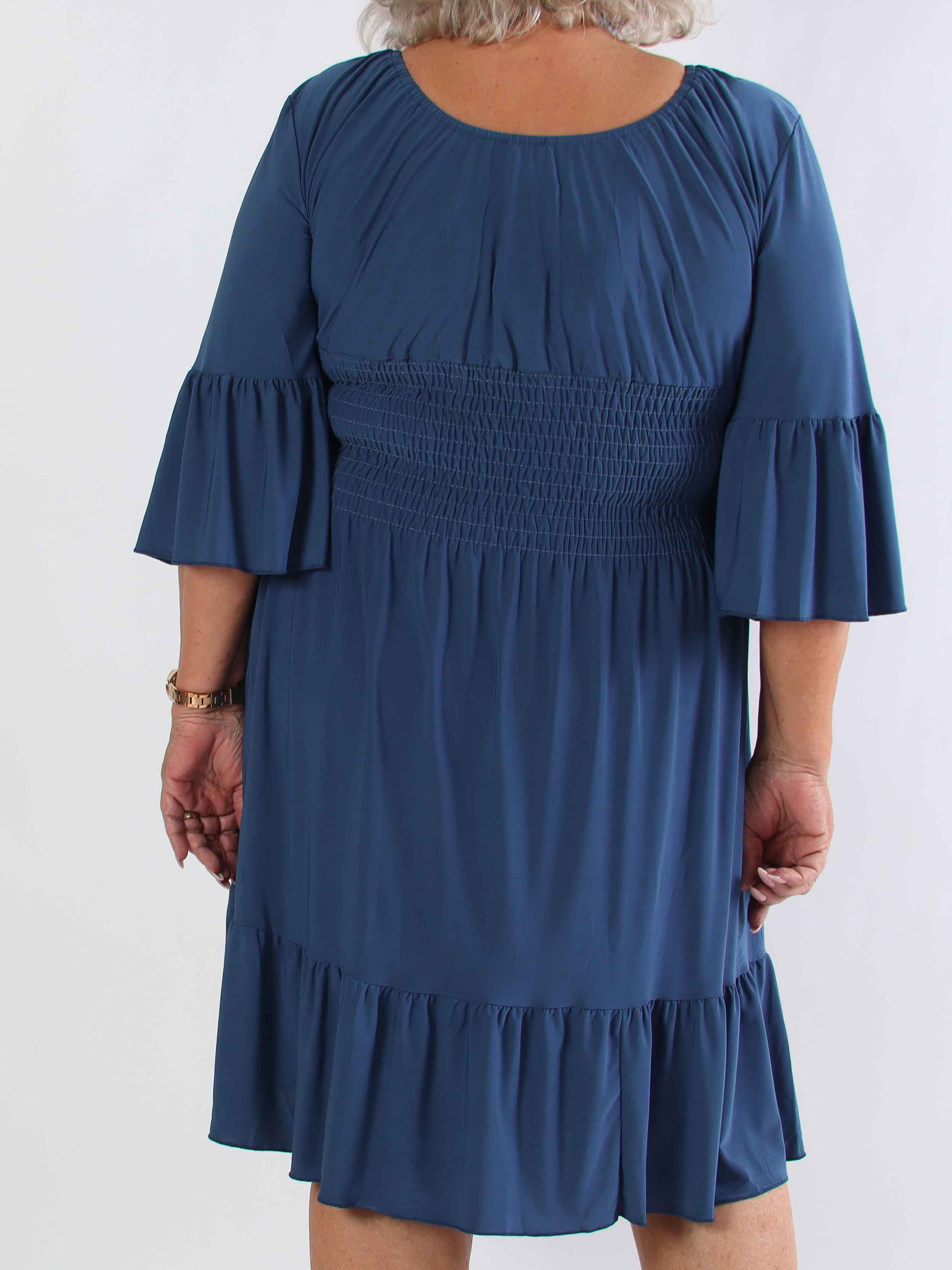 Flora Plain - Elastisk plus size kjole med smock og flæse på ærmet