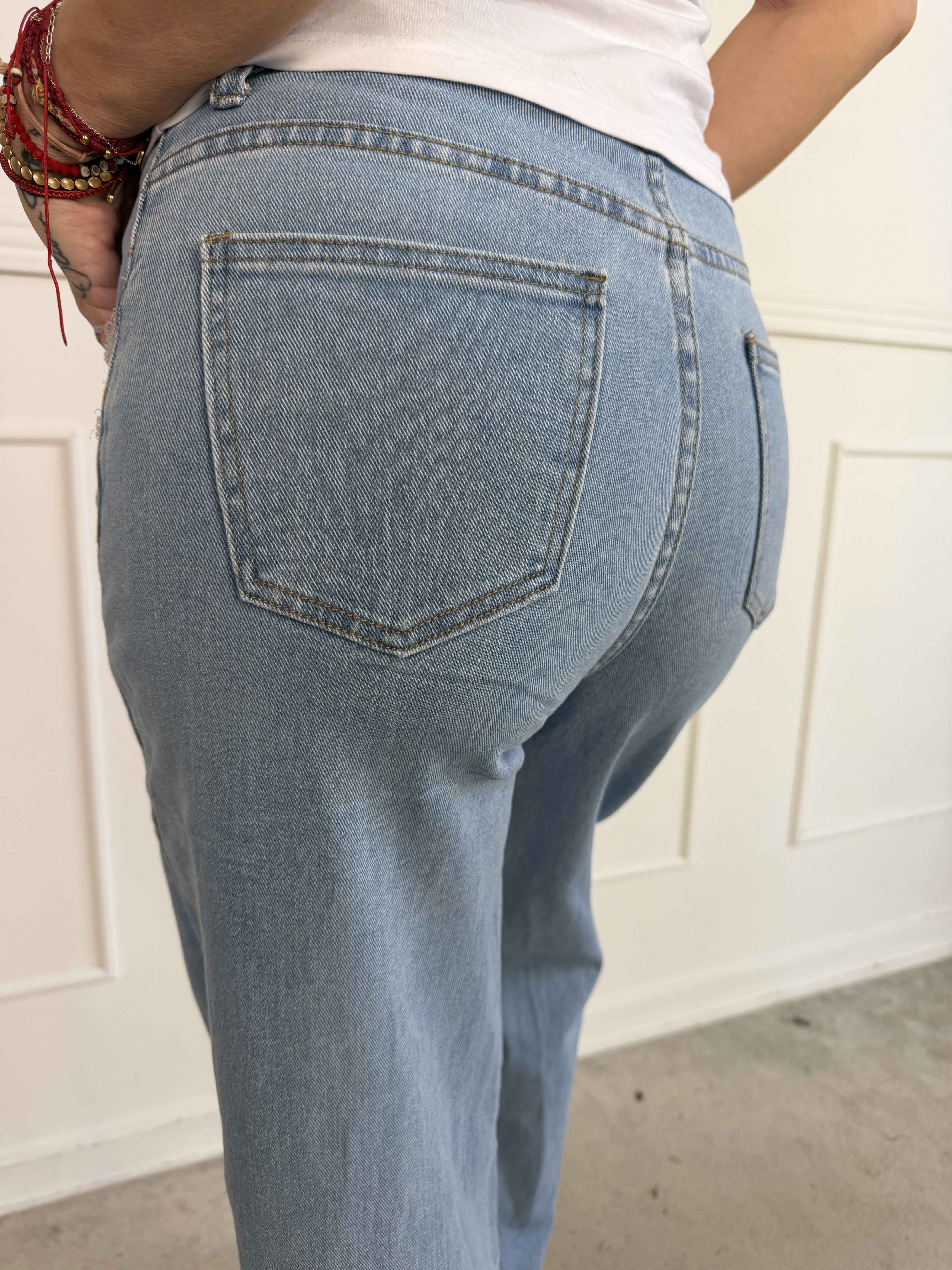 Evelin - Lyse wide leg jeans med fine blonde detaljer