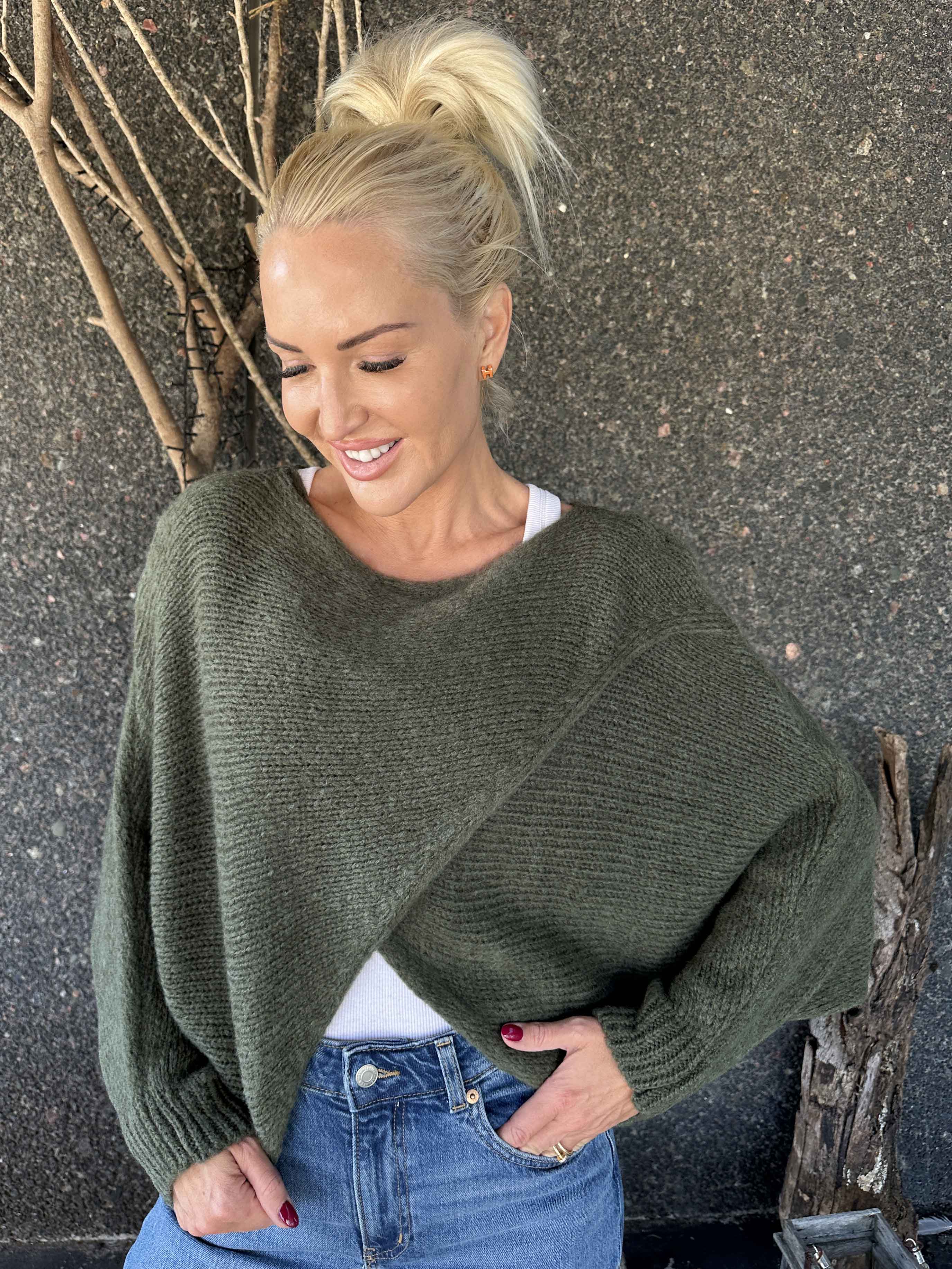 Sonja - Kort striktrøje med krydsdetalje foran