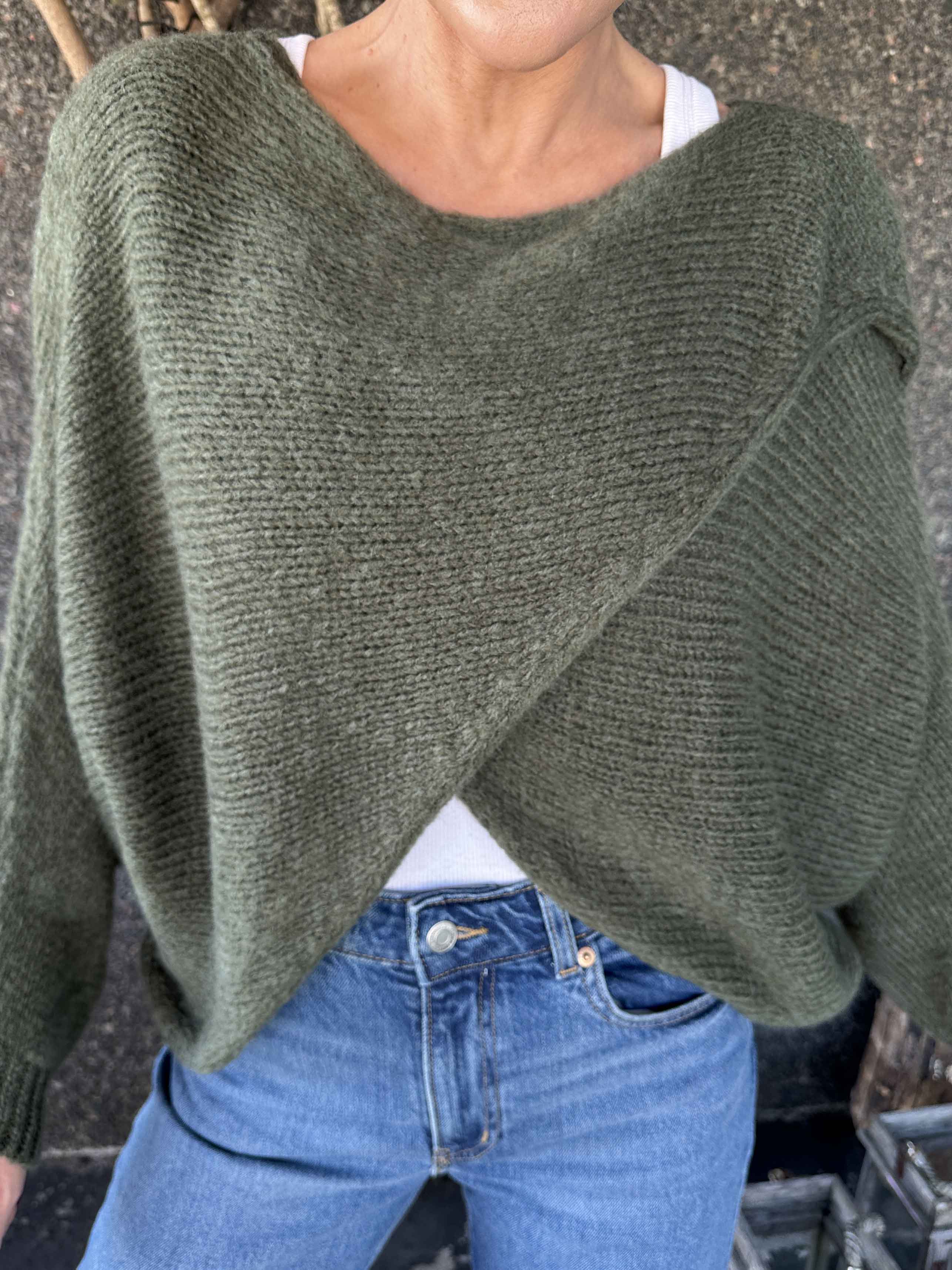 Sonja - Kort striktrøje med krydsdetalje foran