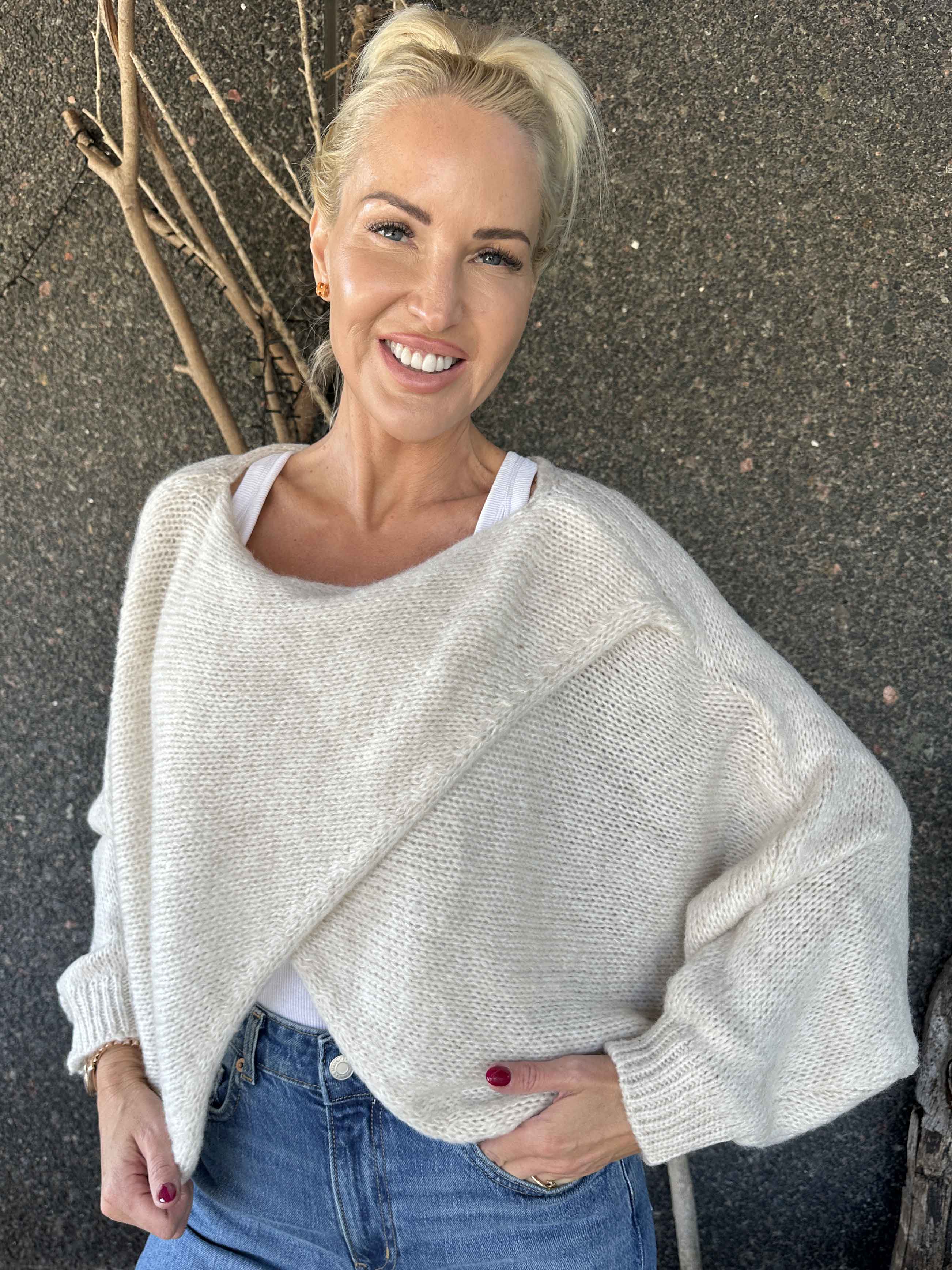 Sonja - Kort striktrøje med krydsdetalje foran