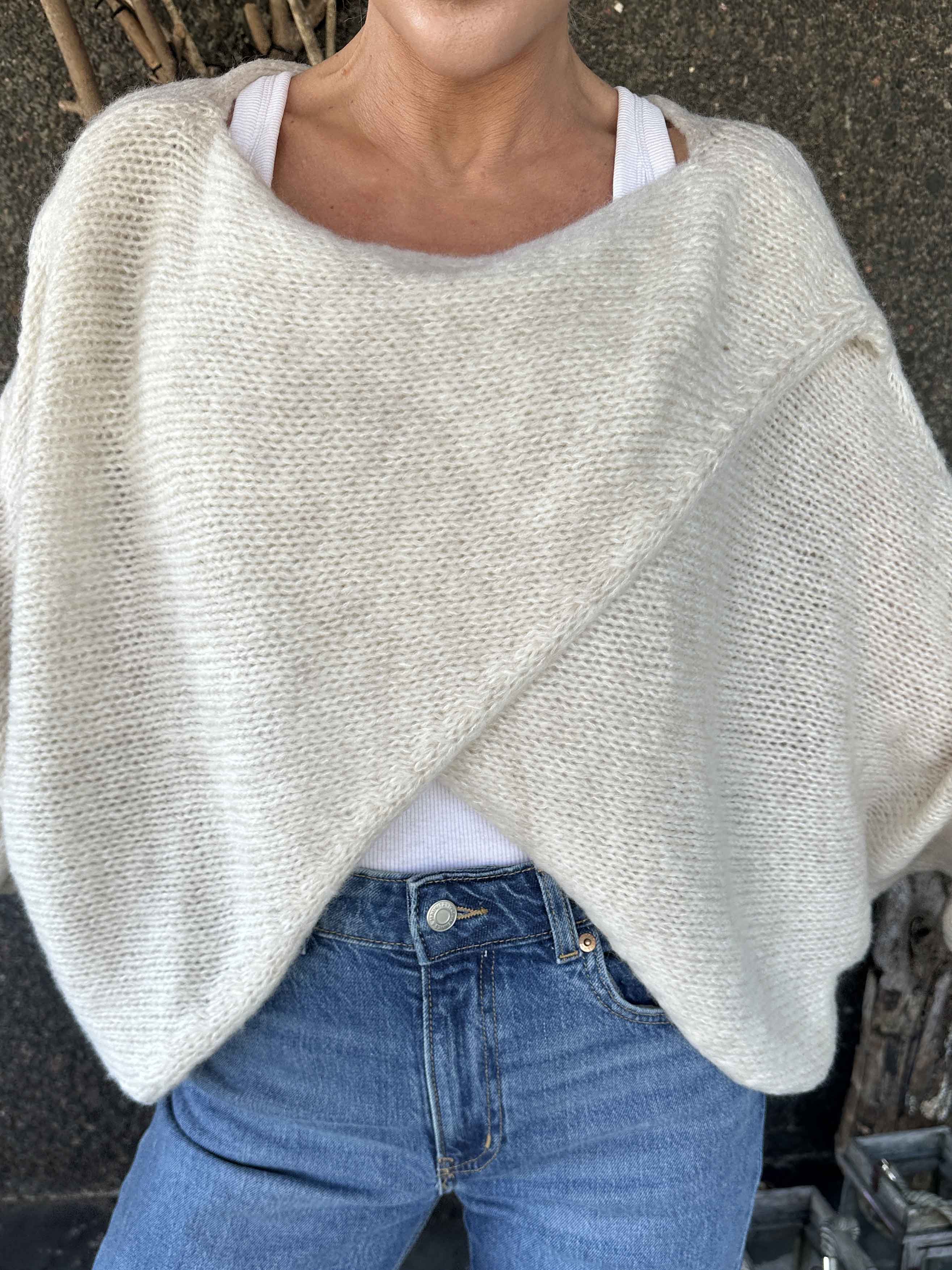 Sonja - Kort striktrøje med krydsdetalje foran