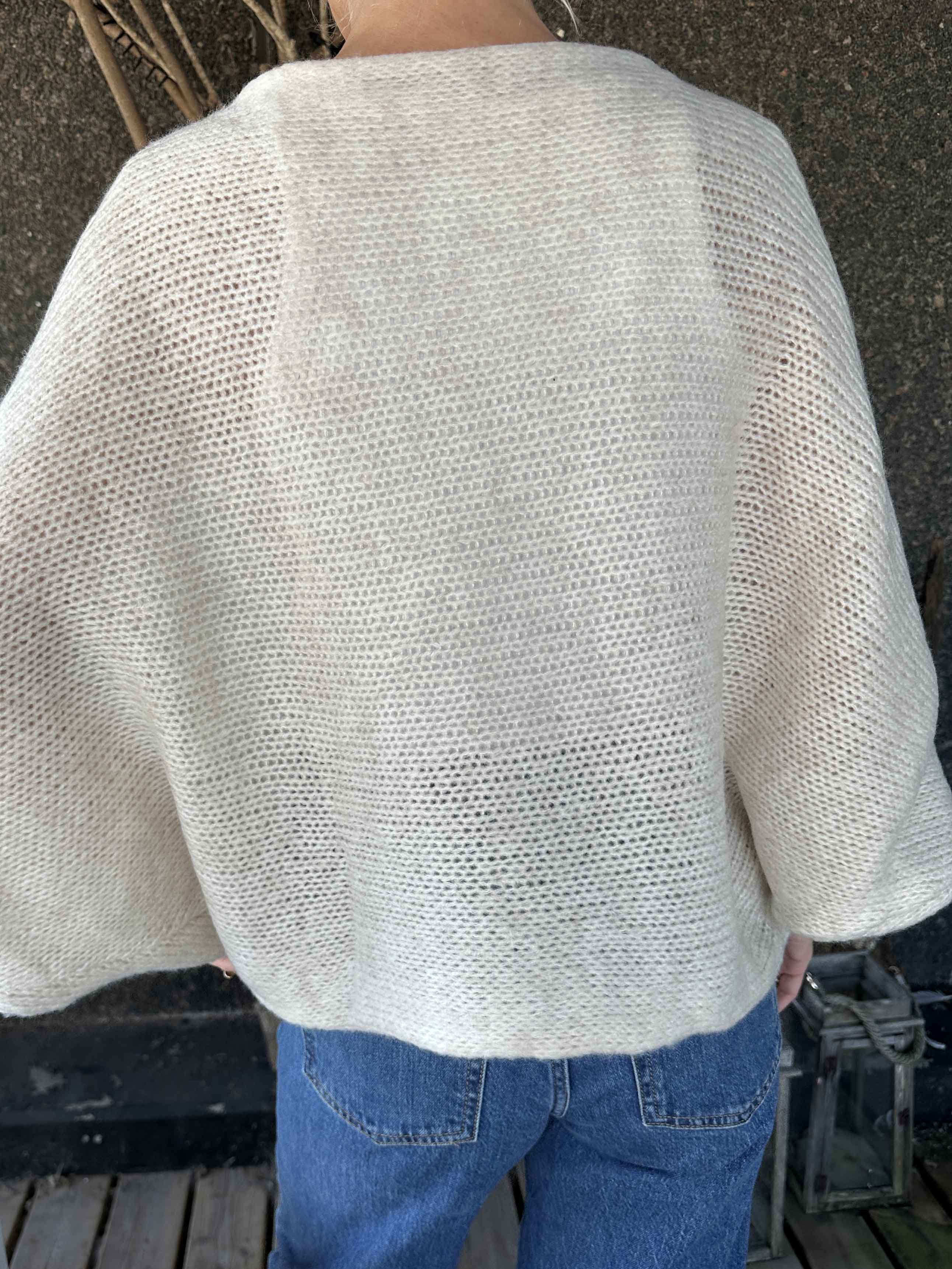 Sonja - Kort striktrøje med krydsdetalje foran