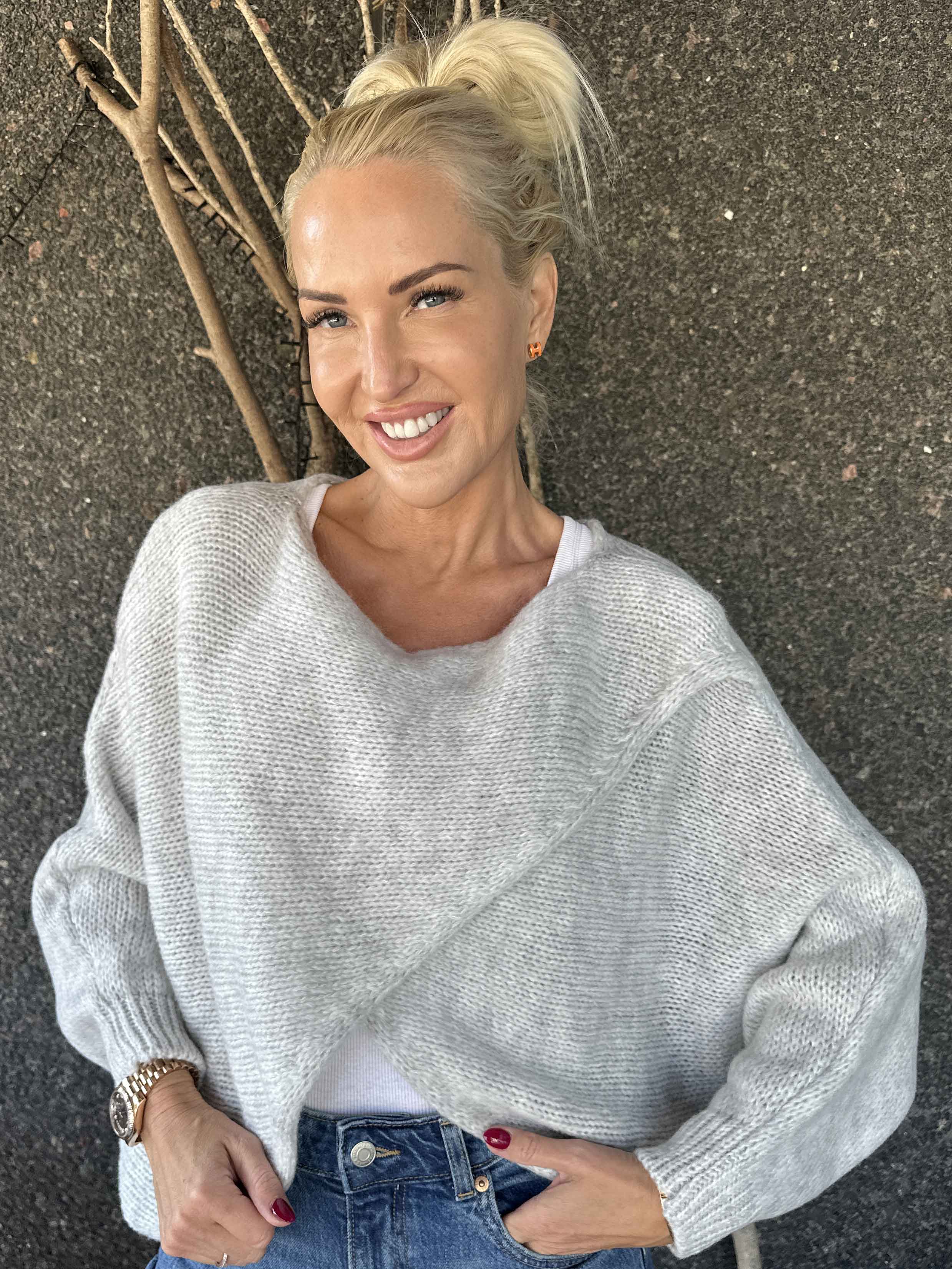 Sonja - Kort striktrøje med krydsdetalje foran