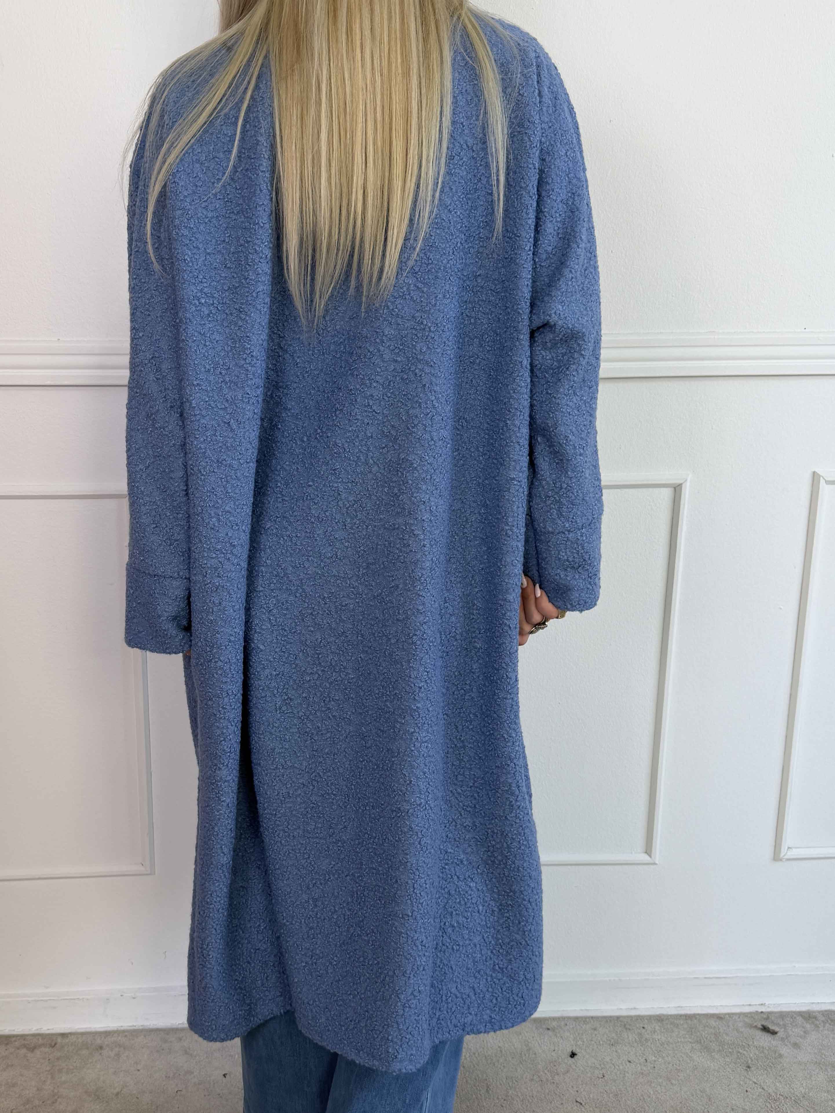 Annah Teddy - Oversized frakke i blødt teddy-stof med tydelige syninger og store lommer