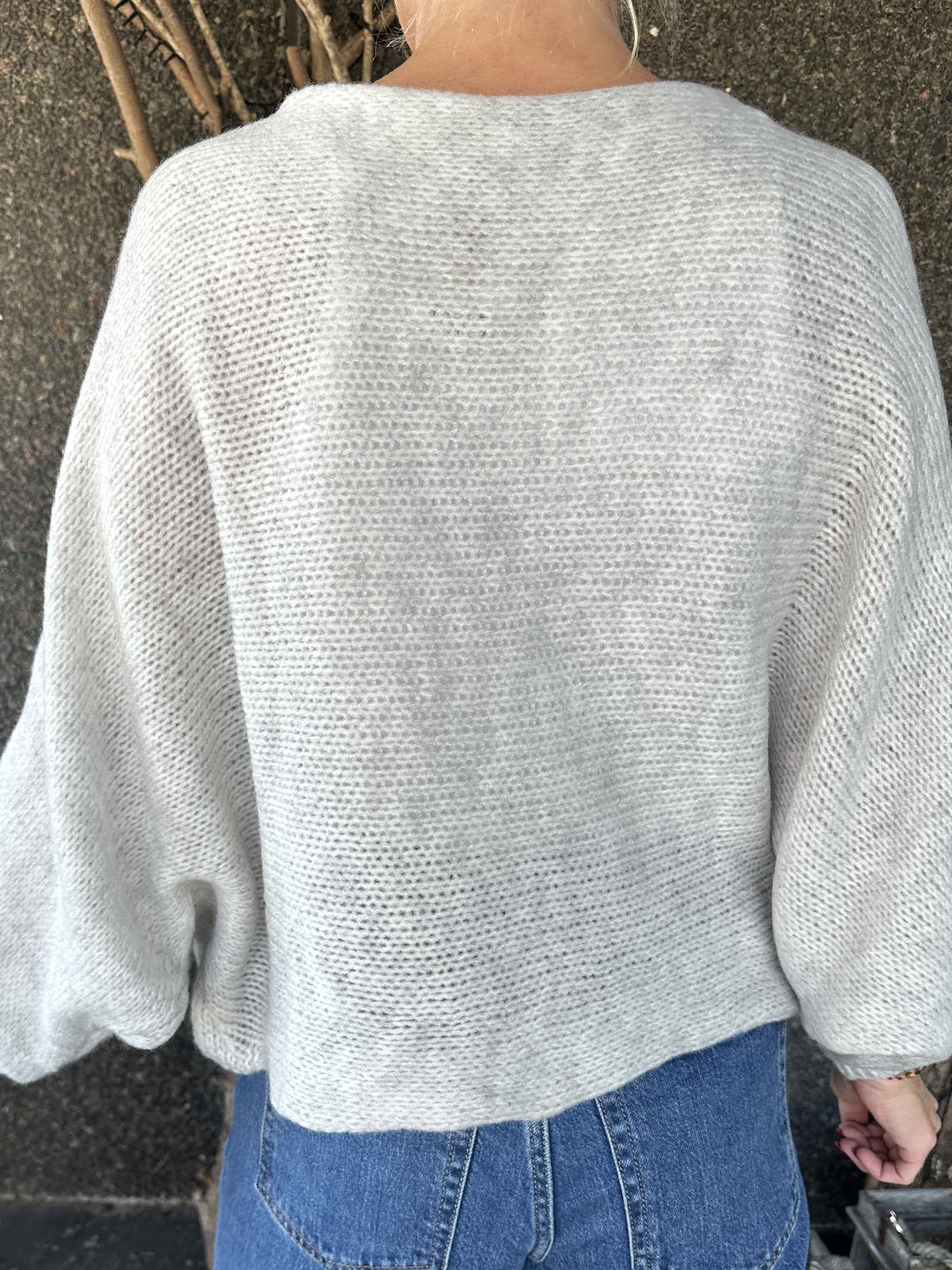 Sonja - Kort striktrøje med krydsdetalje foran