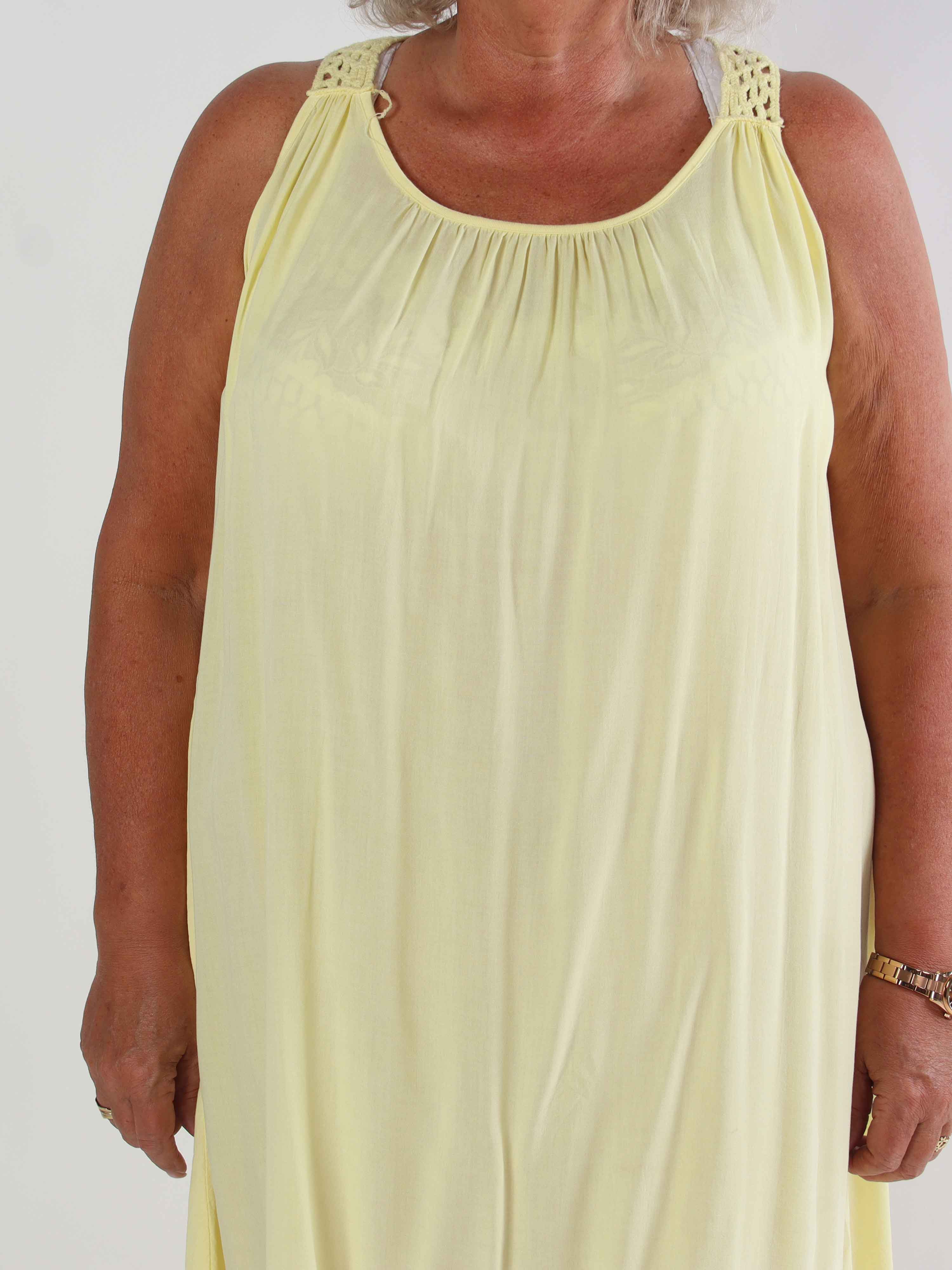 Medea - Simpel plus size sommerkjole i viskose med broderet ryg