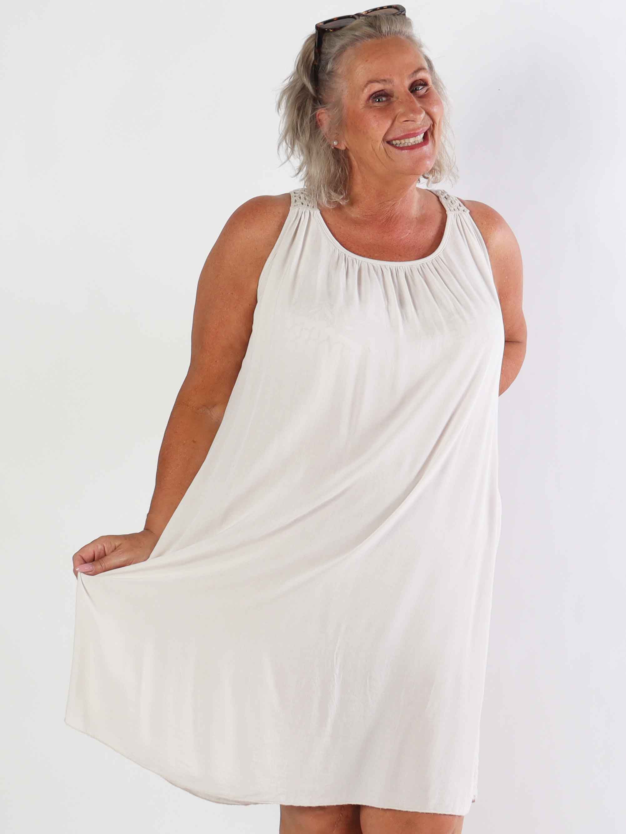 Medea - Simpel plus size sommerkjole i viskose med broderet ryg