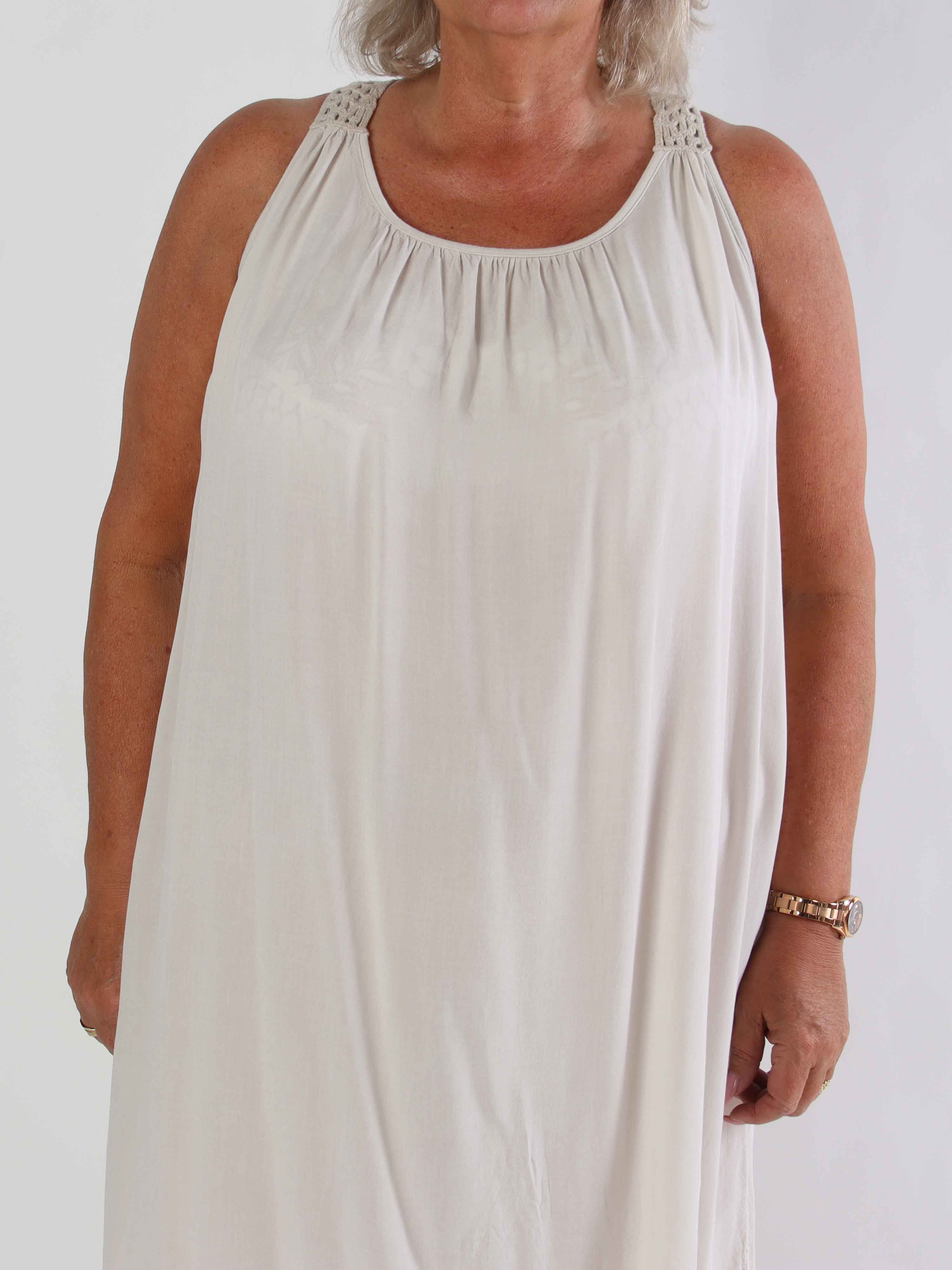 Medea - Simpel plus size sommerkjole i viskose med broderet ryg