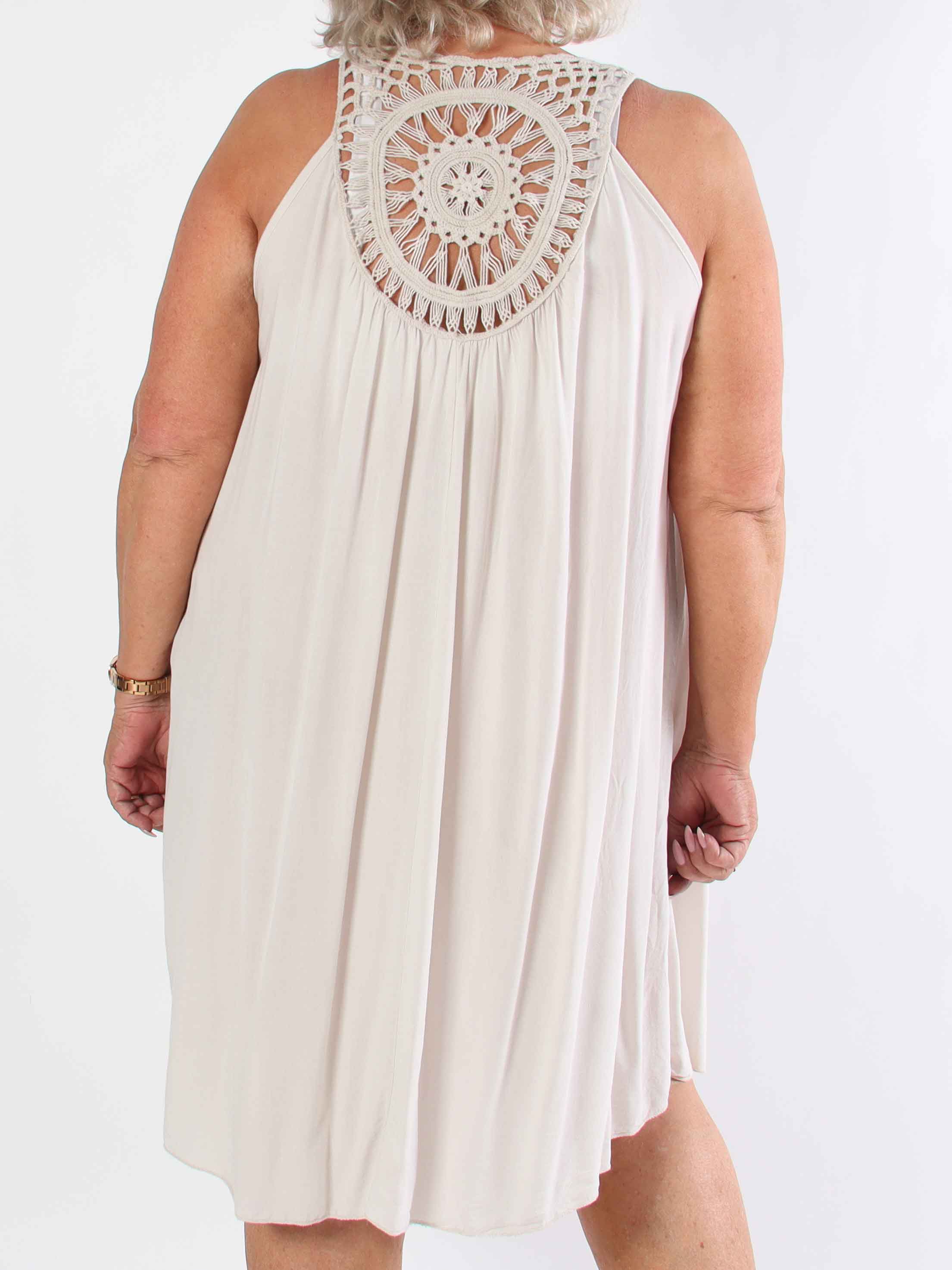 Medea - Simpel plus size sommerkjole i viskose med broderet ryg