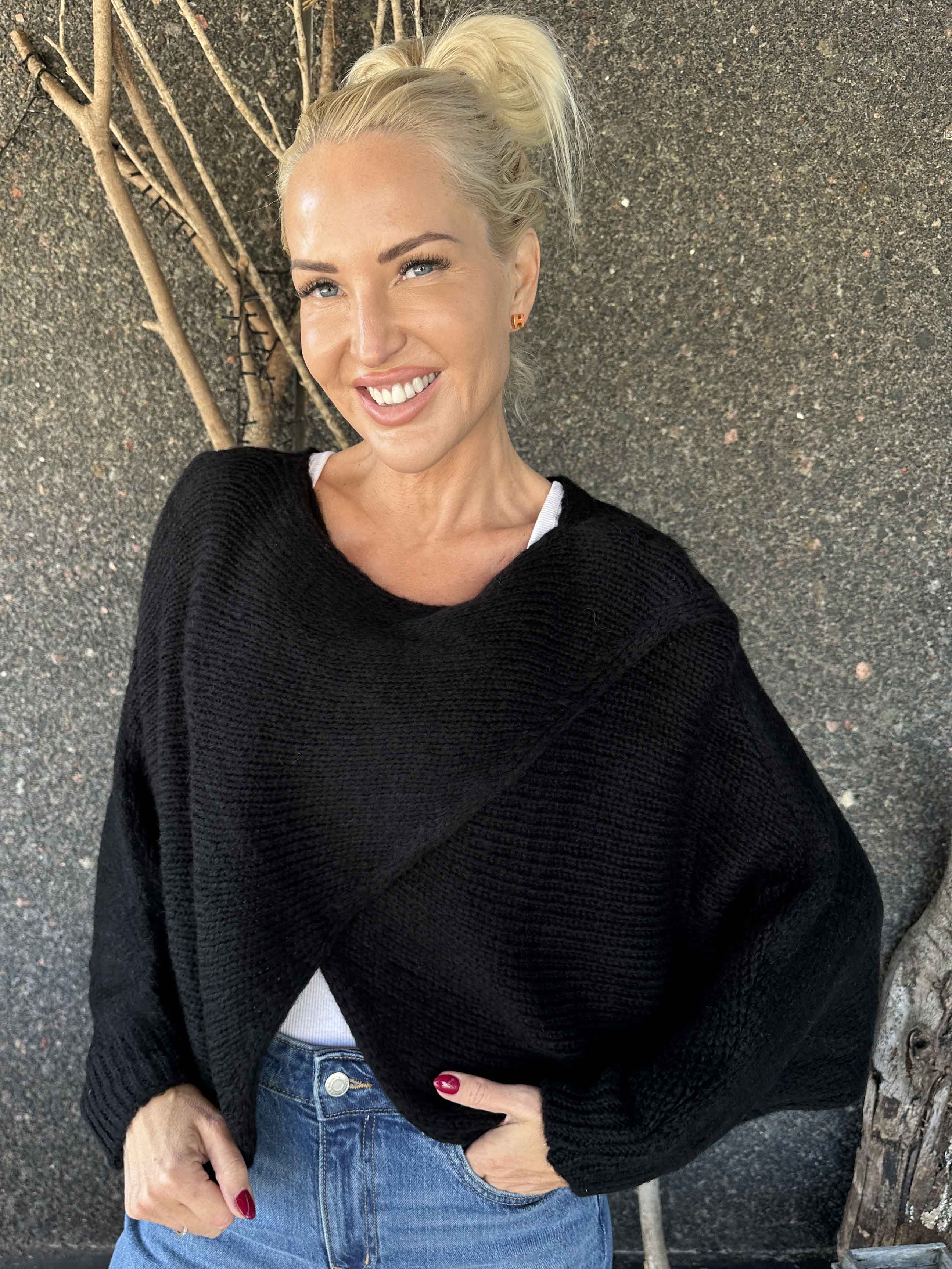 Sonja - Kort striktrøje med krydsdetalje foran