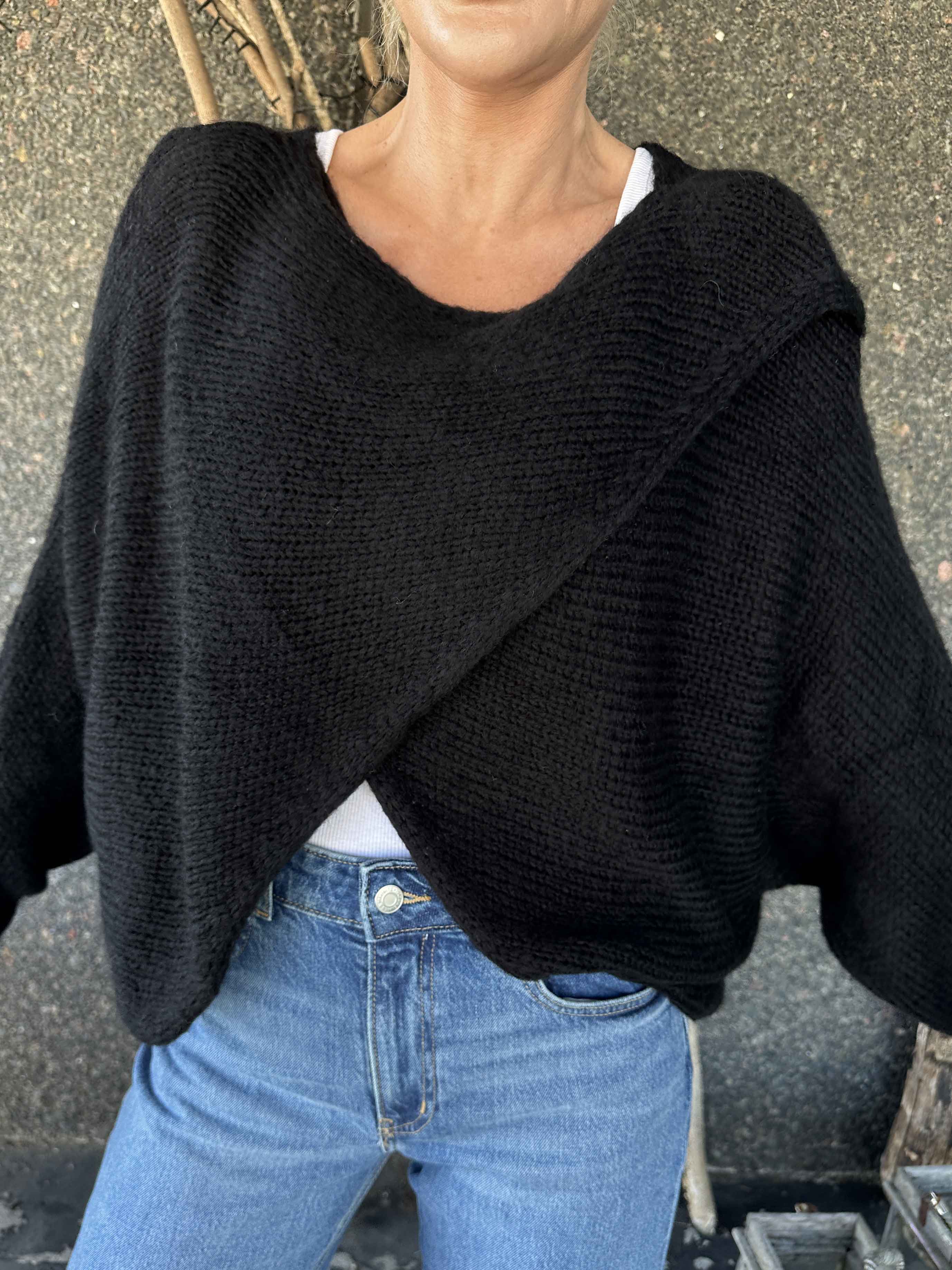 Sonja - Kort striktrøje med krydsdetalje foran