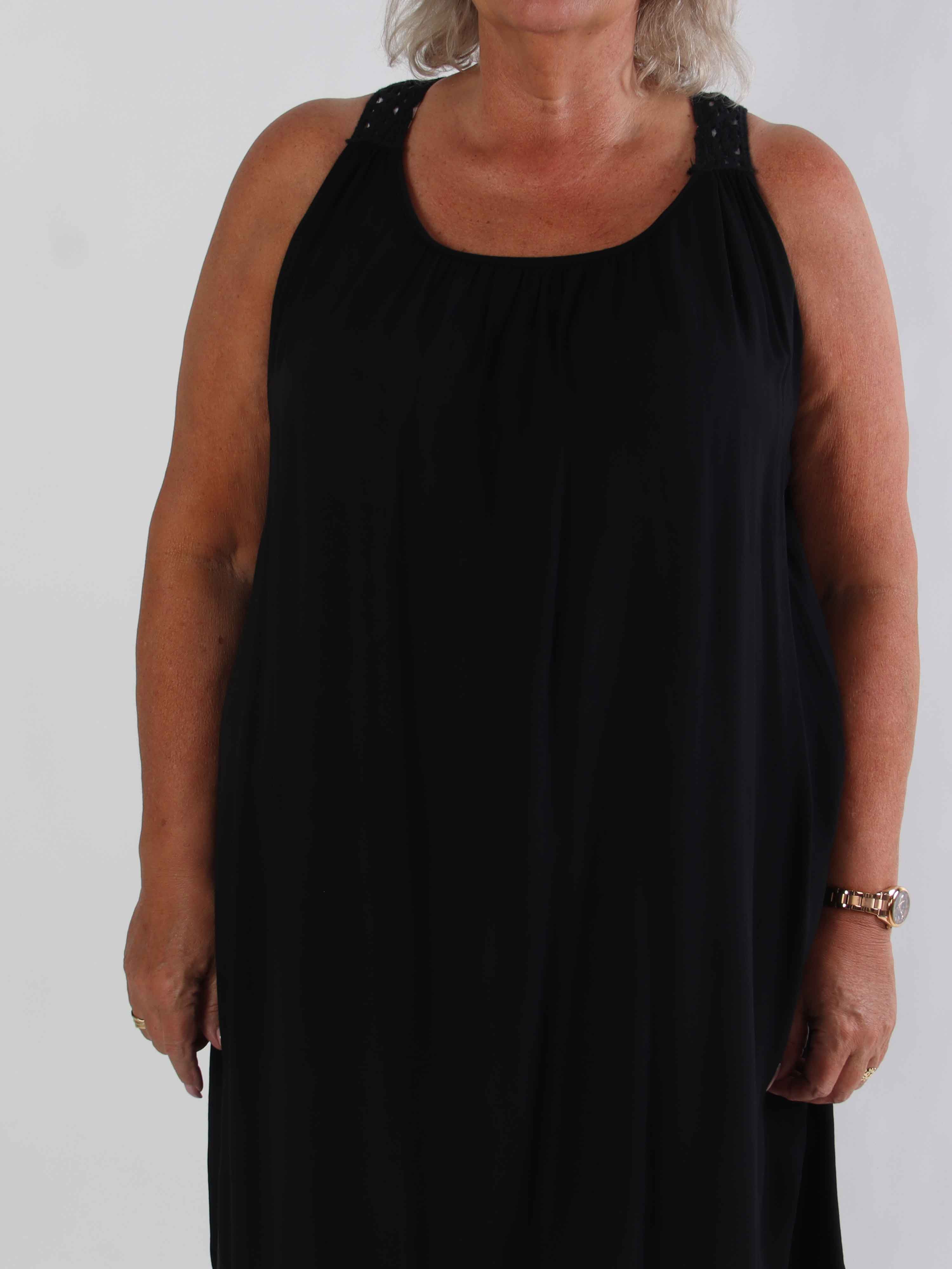 Medea - Simpel plus size sommerkjole i viskose med broderet ryg