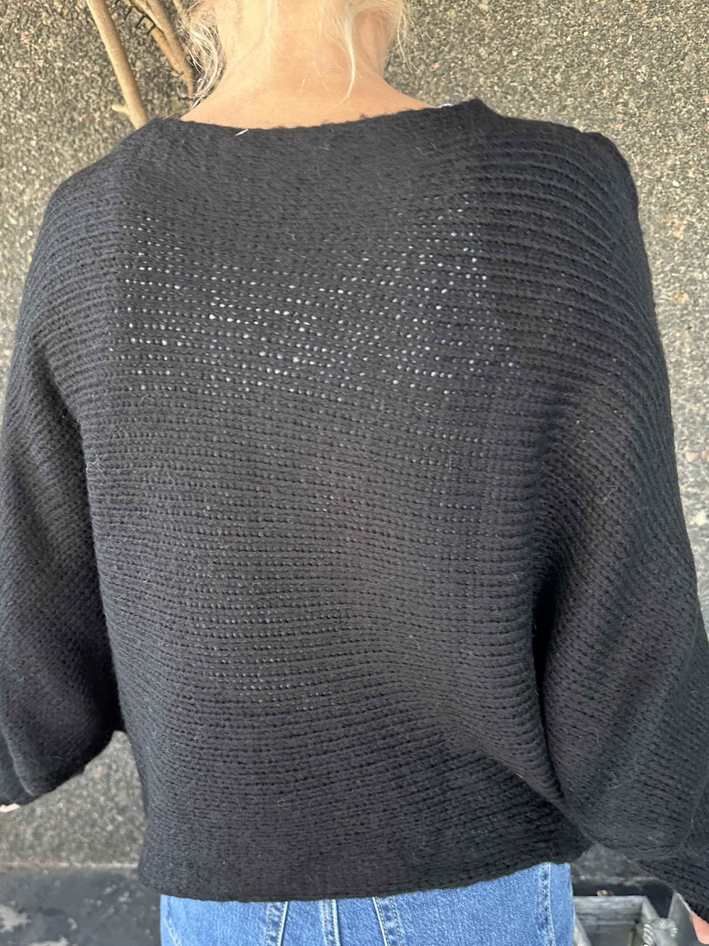 Sonja - Kort striktrøje med krydsdetalje foran