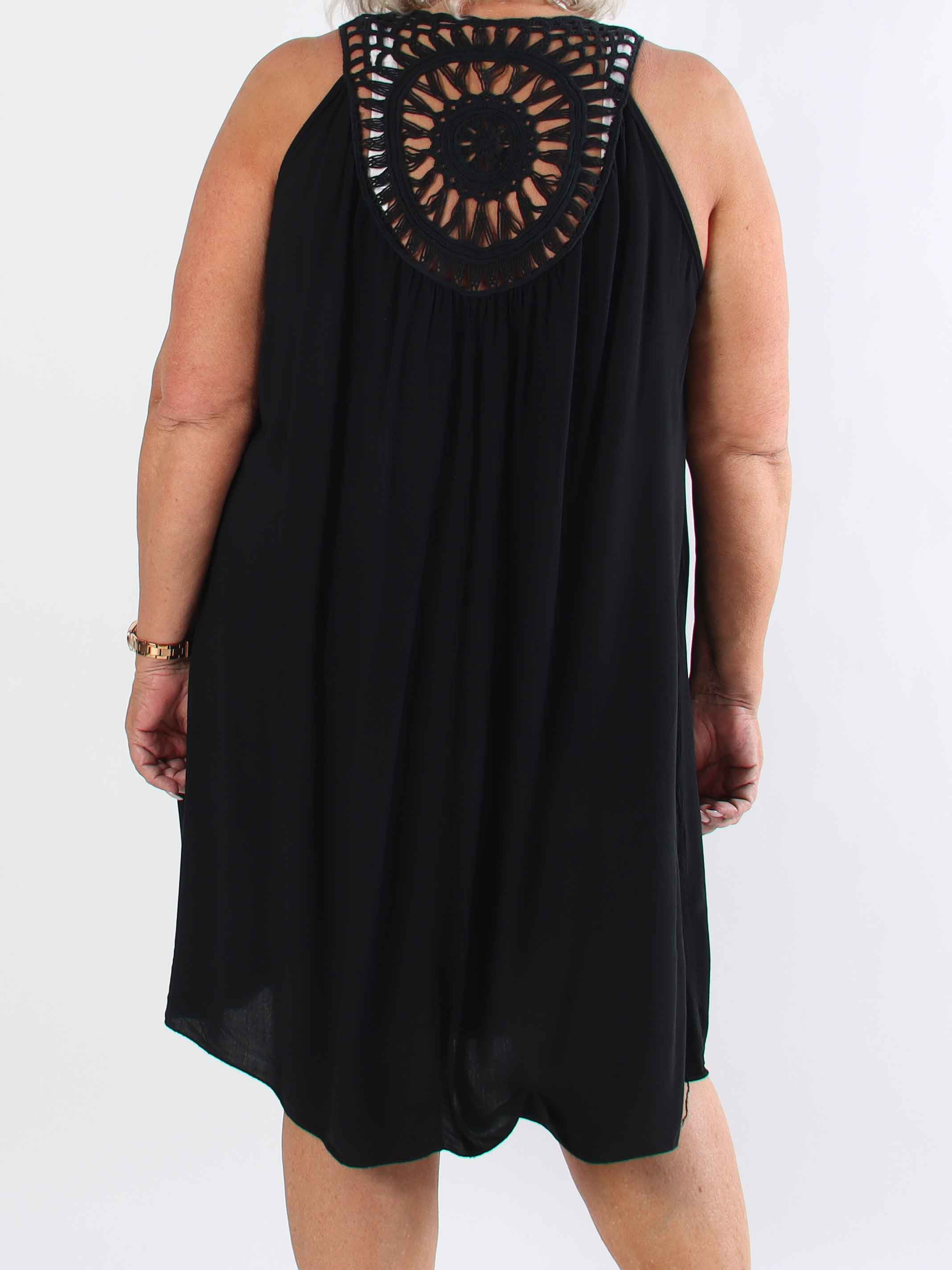 Medea - Simpel plus size sommerkjole i viskose med broderet ryg