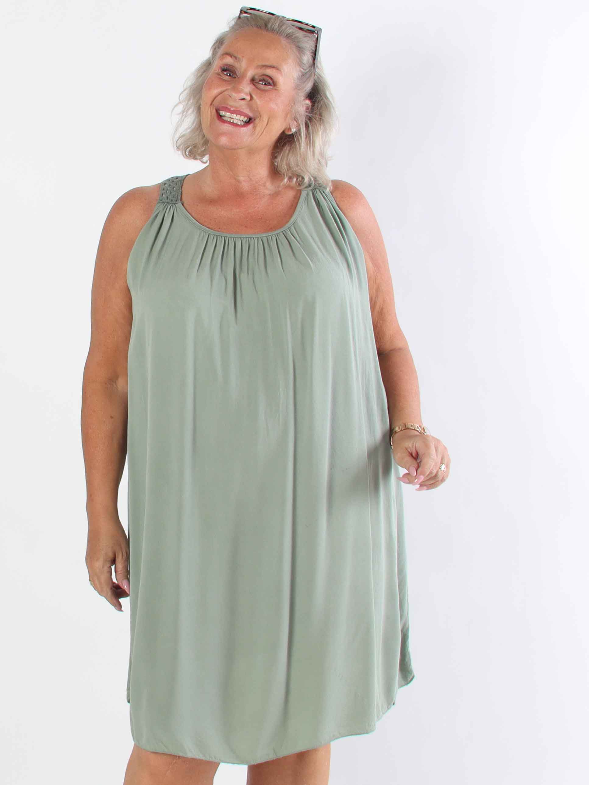 Medea - Simpel plus size sommerkjole i viskose med broderet ryg