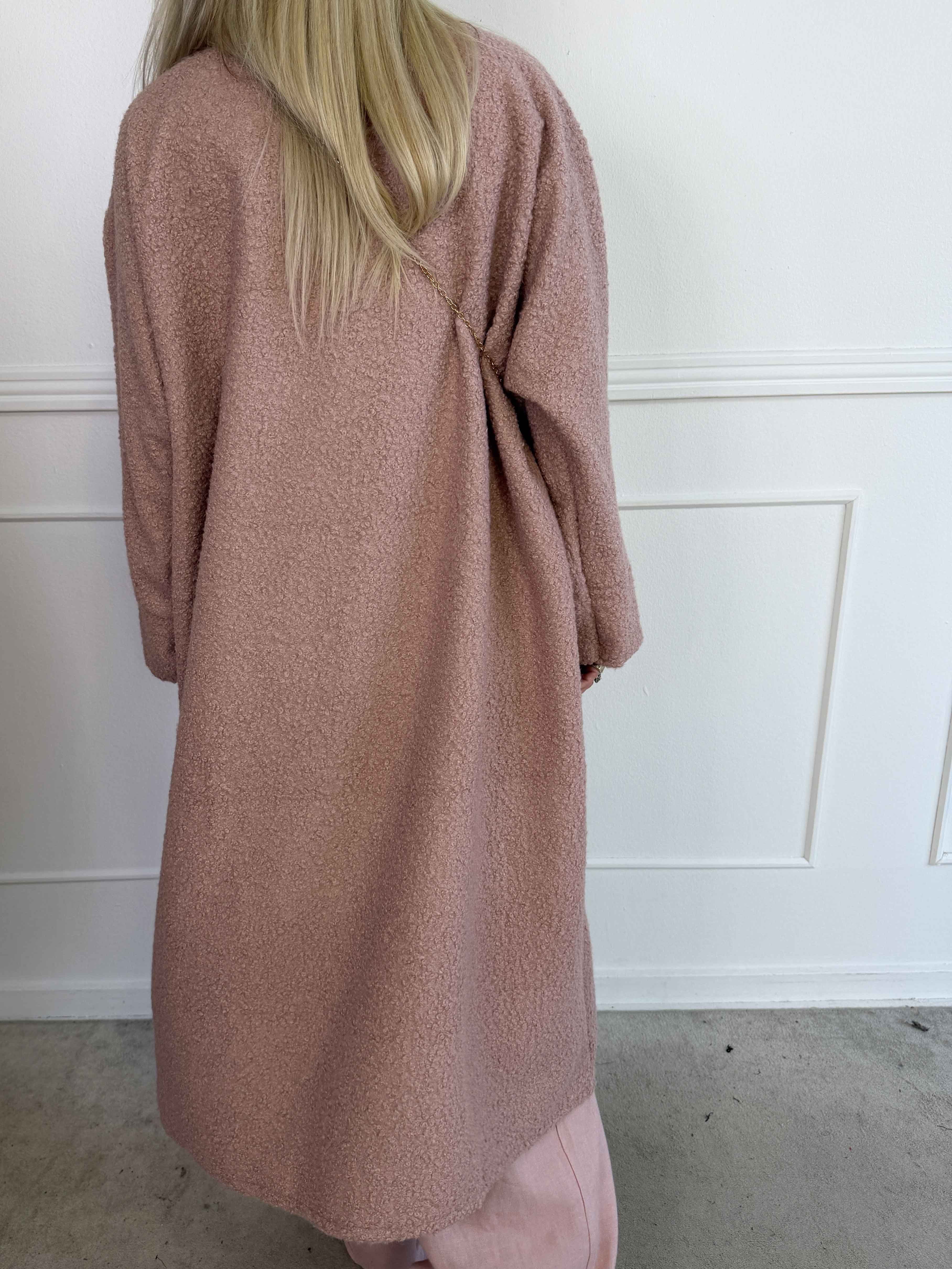 Annah Teddy - Oversized frakke i blødt teddy-stof med tydelige syninger og store lommer