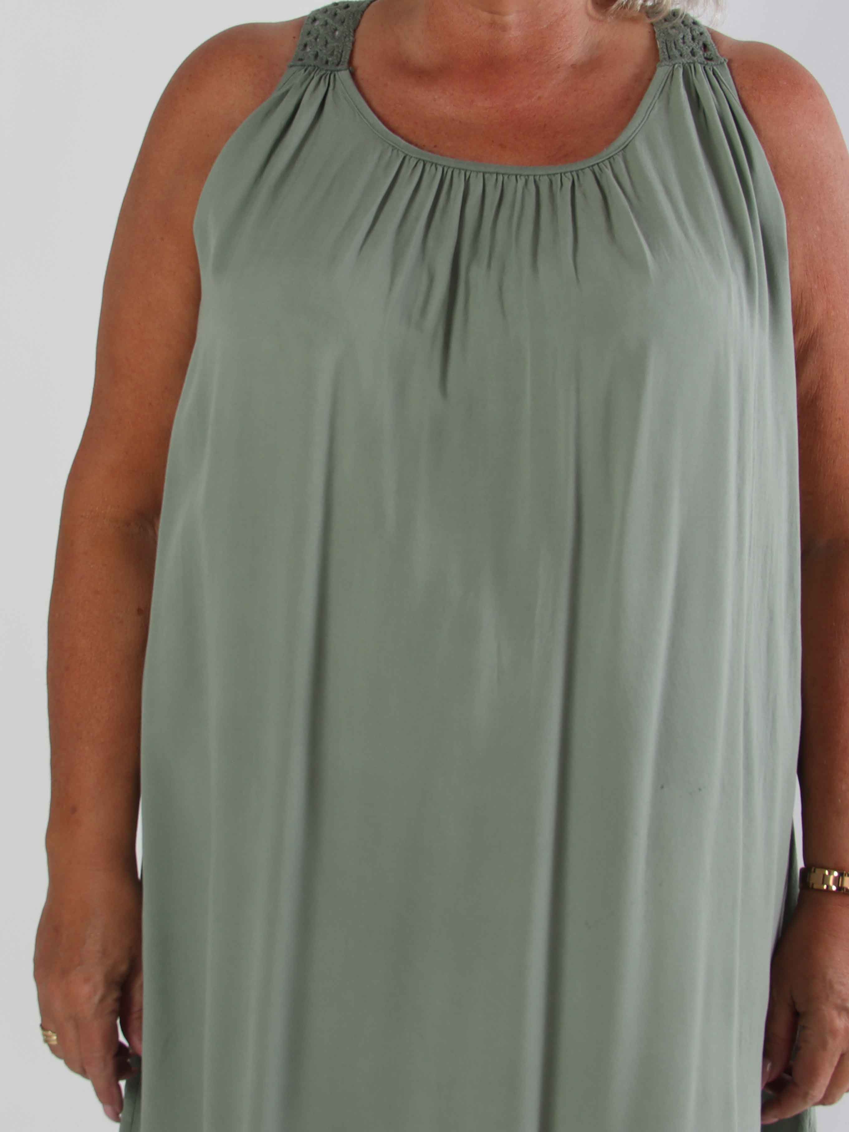 Medea - Simpel plus size sommerkjole i viskose med broderet ryg