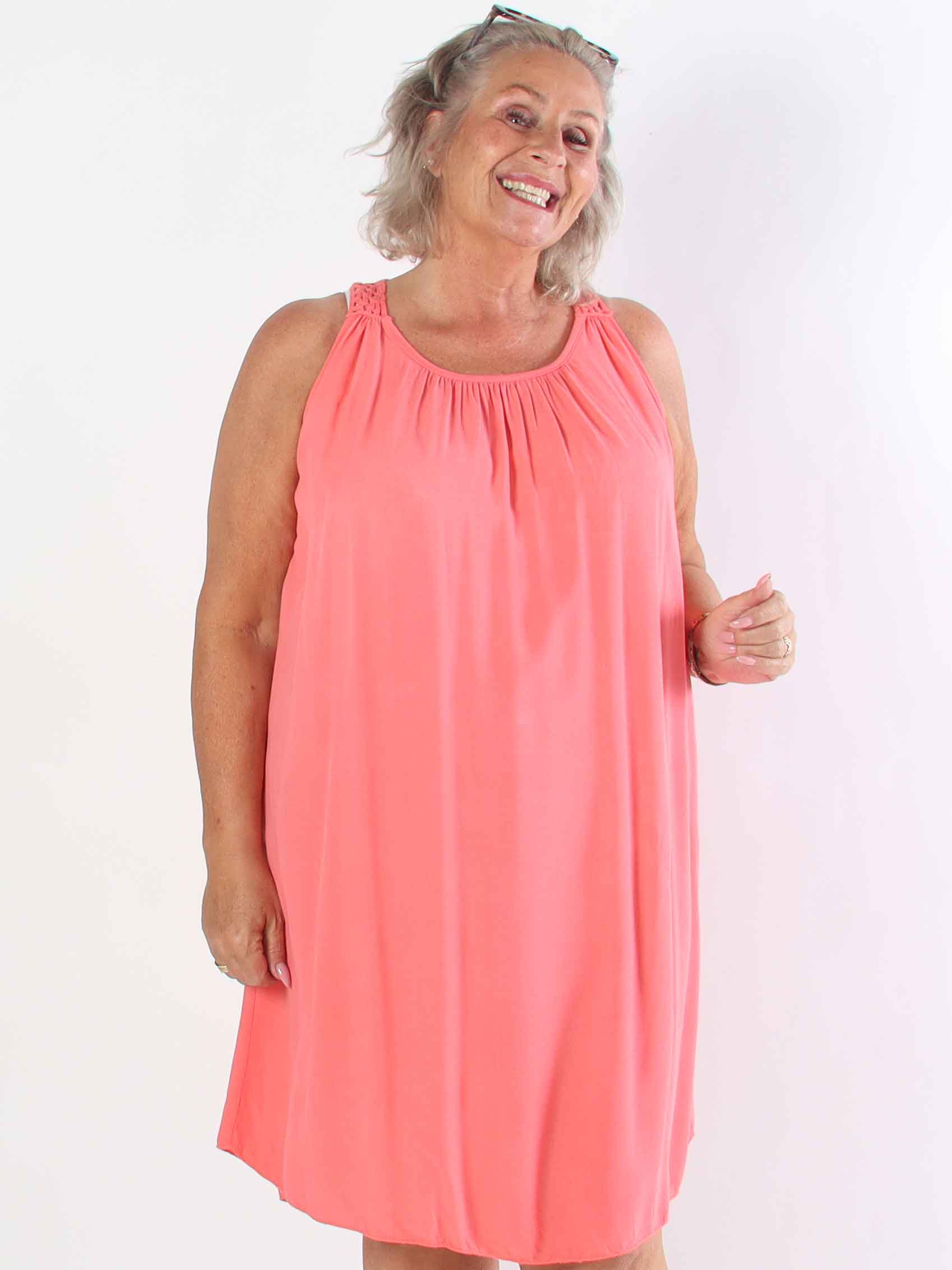 Medea - Simpel plus size sommerkjole i viskose med broderet ryg