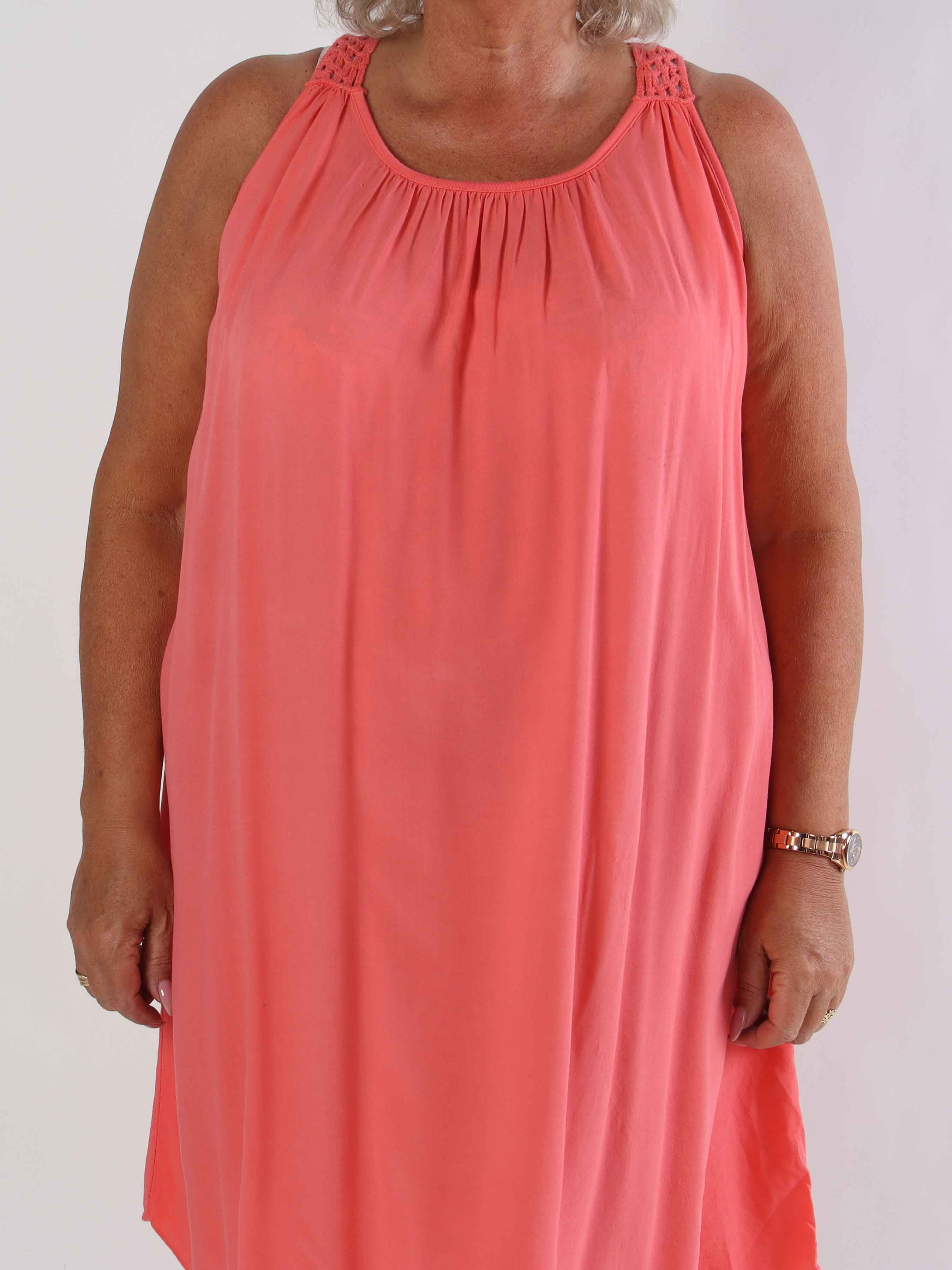 Medea - Simpel plus size sommerkjole i viskose med broderet ryg