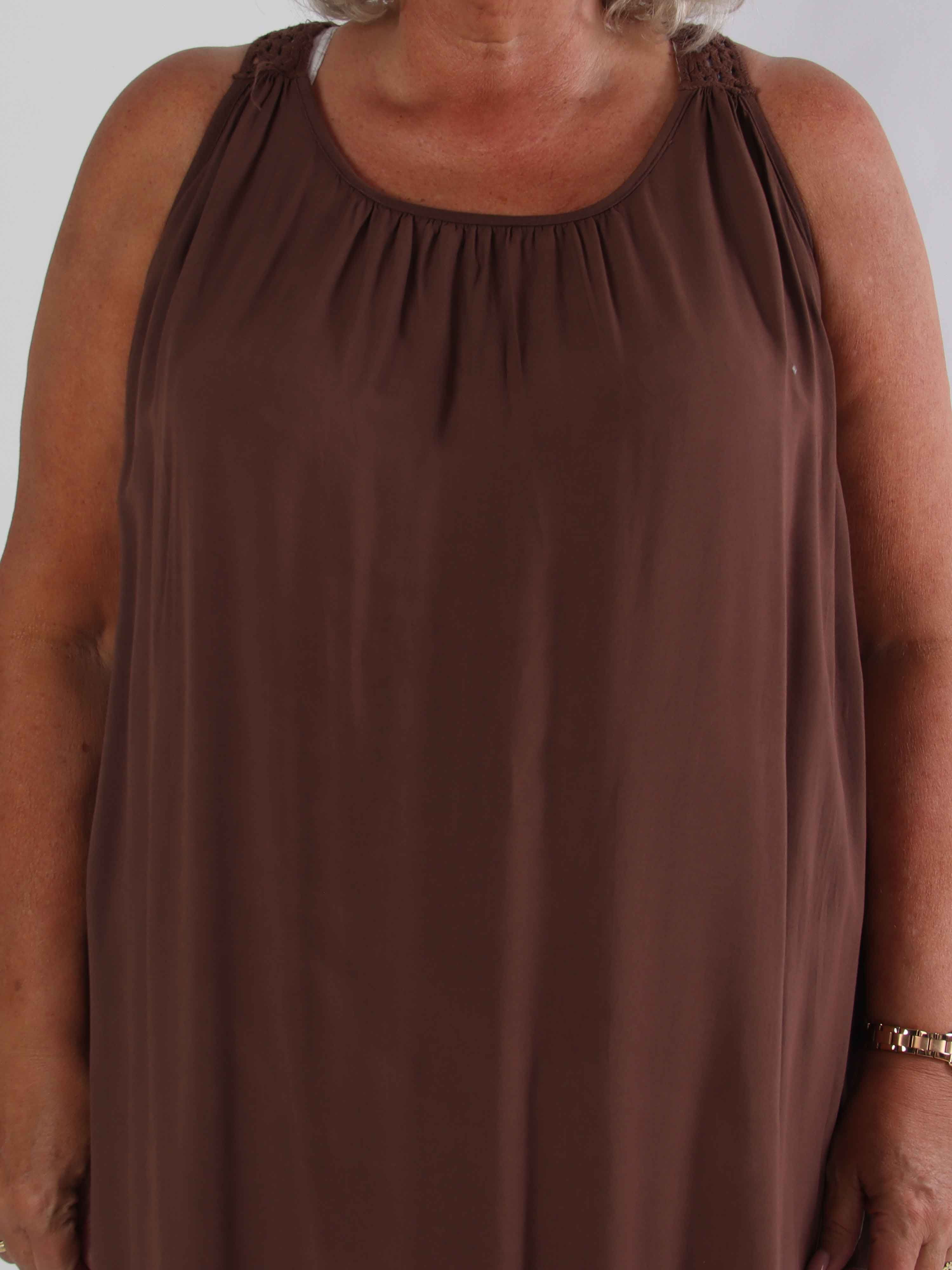 Medea - Simpel plus size sommerkjole i viskose med broderet ryg