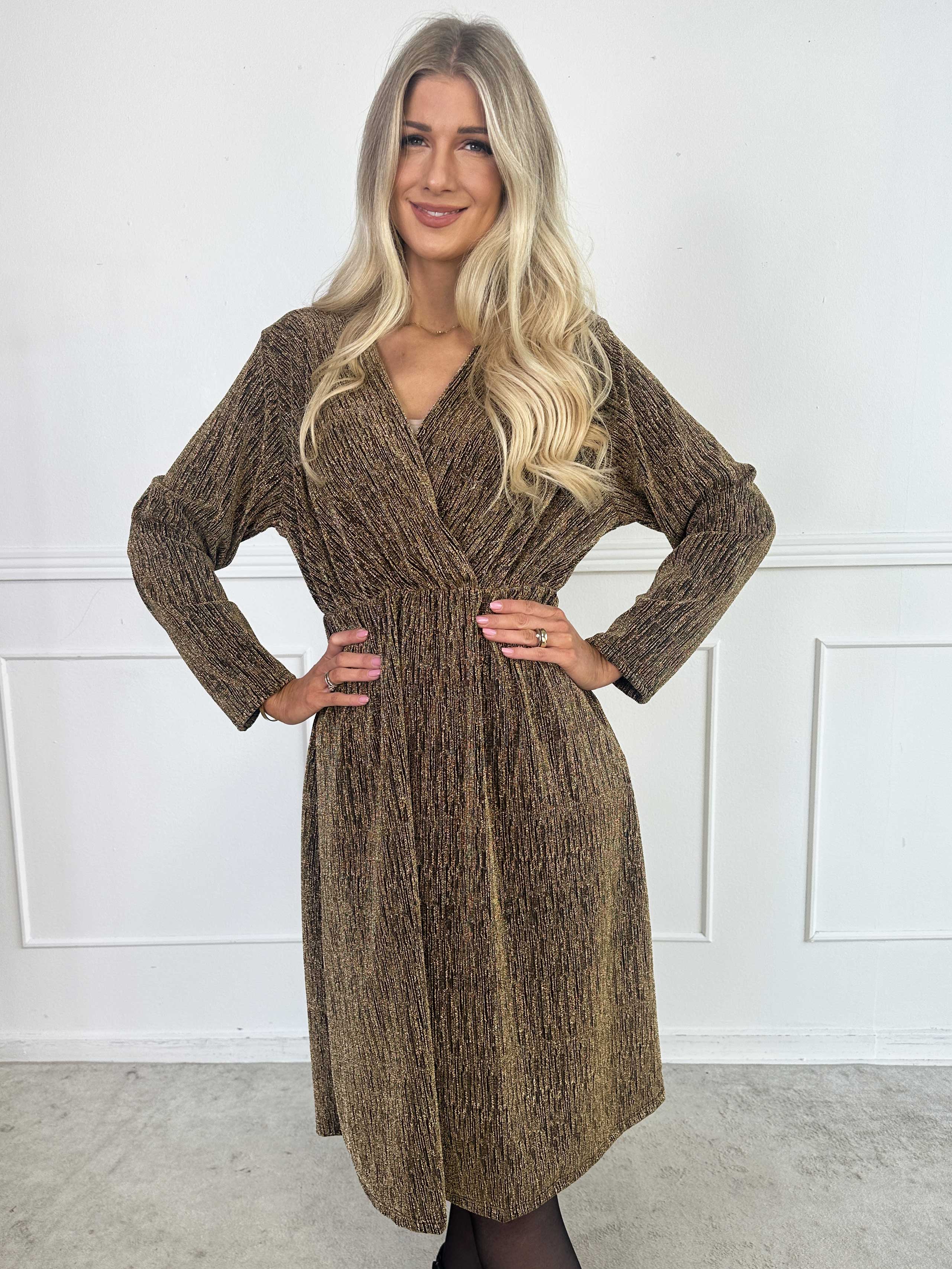 Lina - Sød festkjole med glimmertråde og elegant krydsdetalje ved brystet