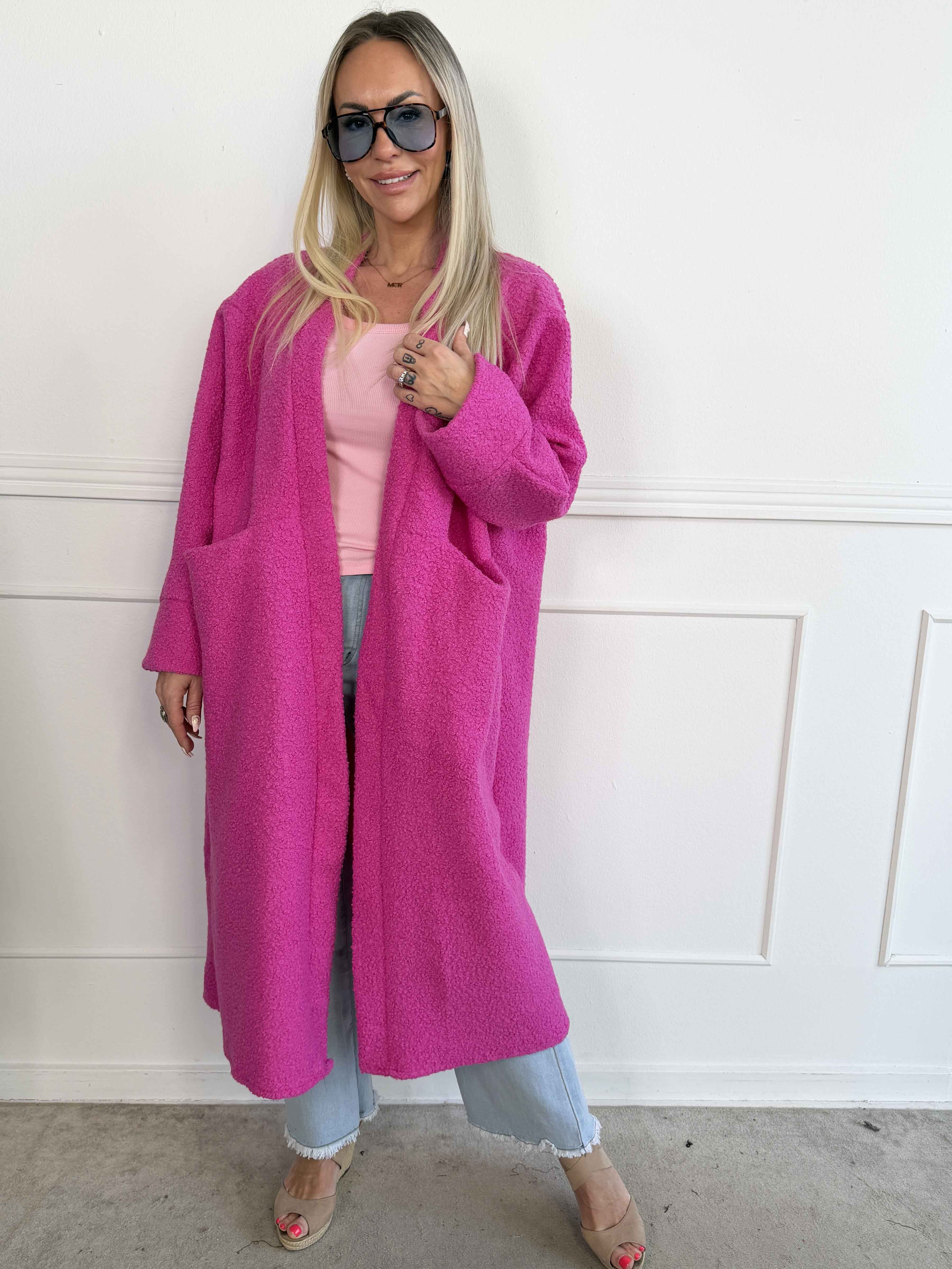 Annah Teddy - Oversized frakke i blødt teddy-stof med tydelige syninger og store lommer