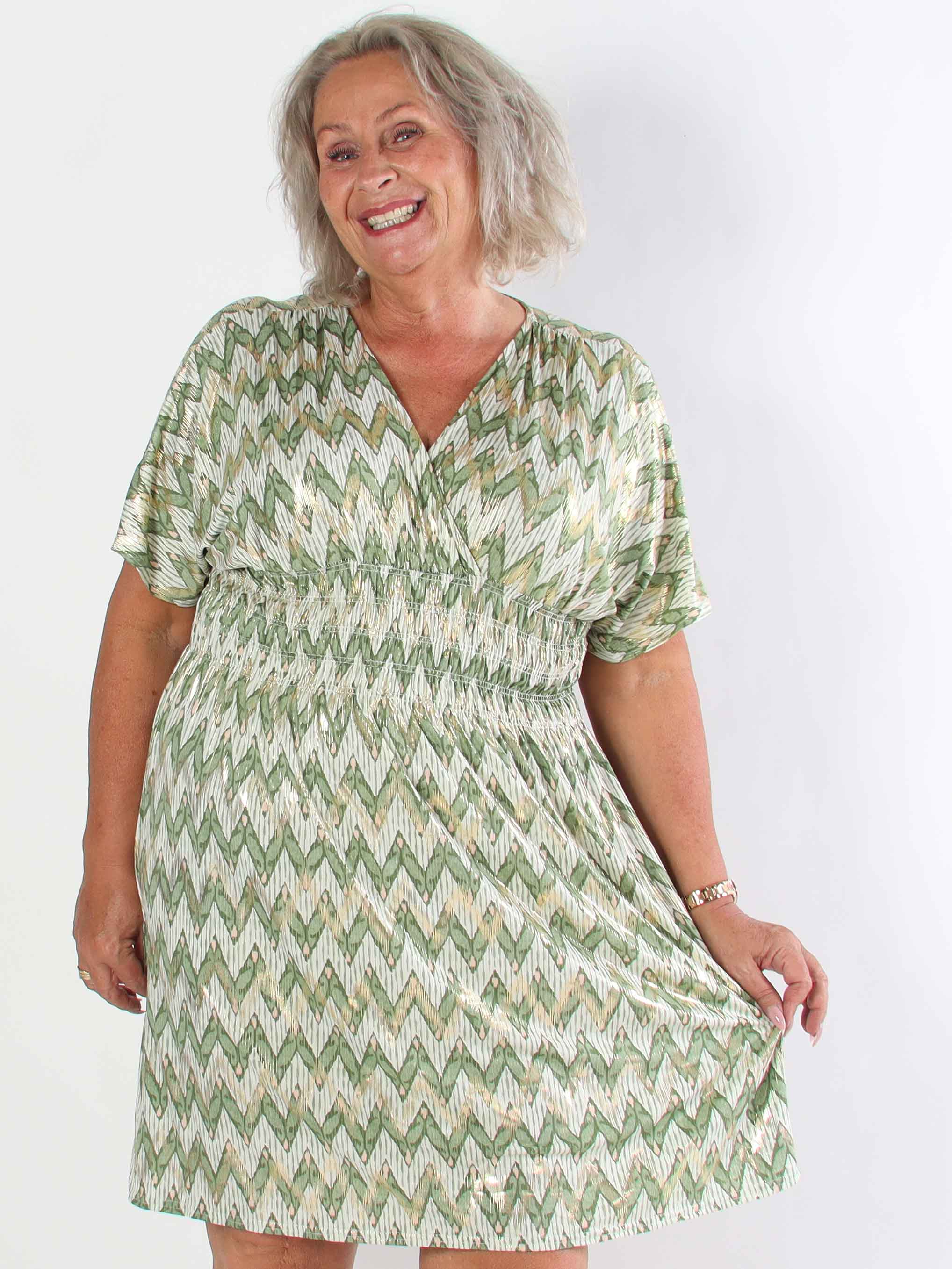 Pams Zigzag Short - Elastisk mønstret plus size kjole med guld detaljer