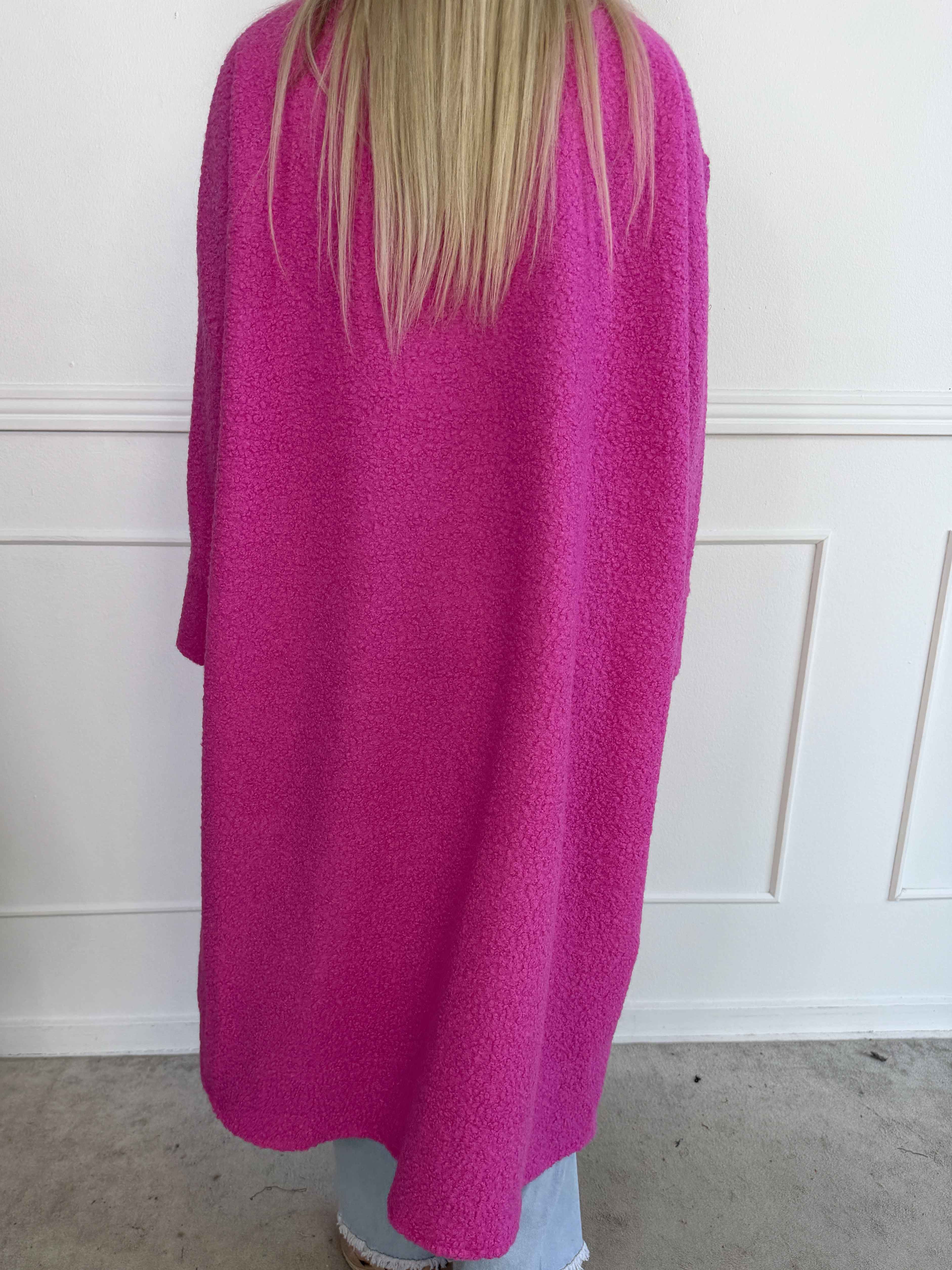 Annah Teddy - Oversized frakke i blødt teddy-stof med tydelige syninger og store lommer