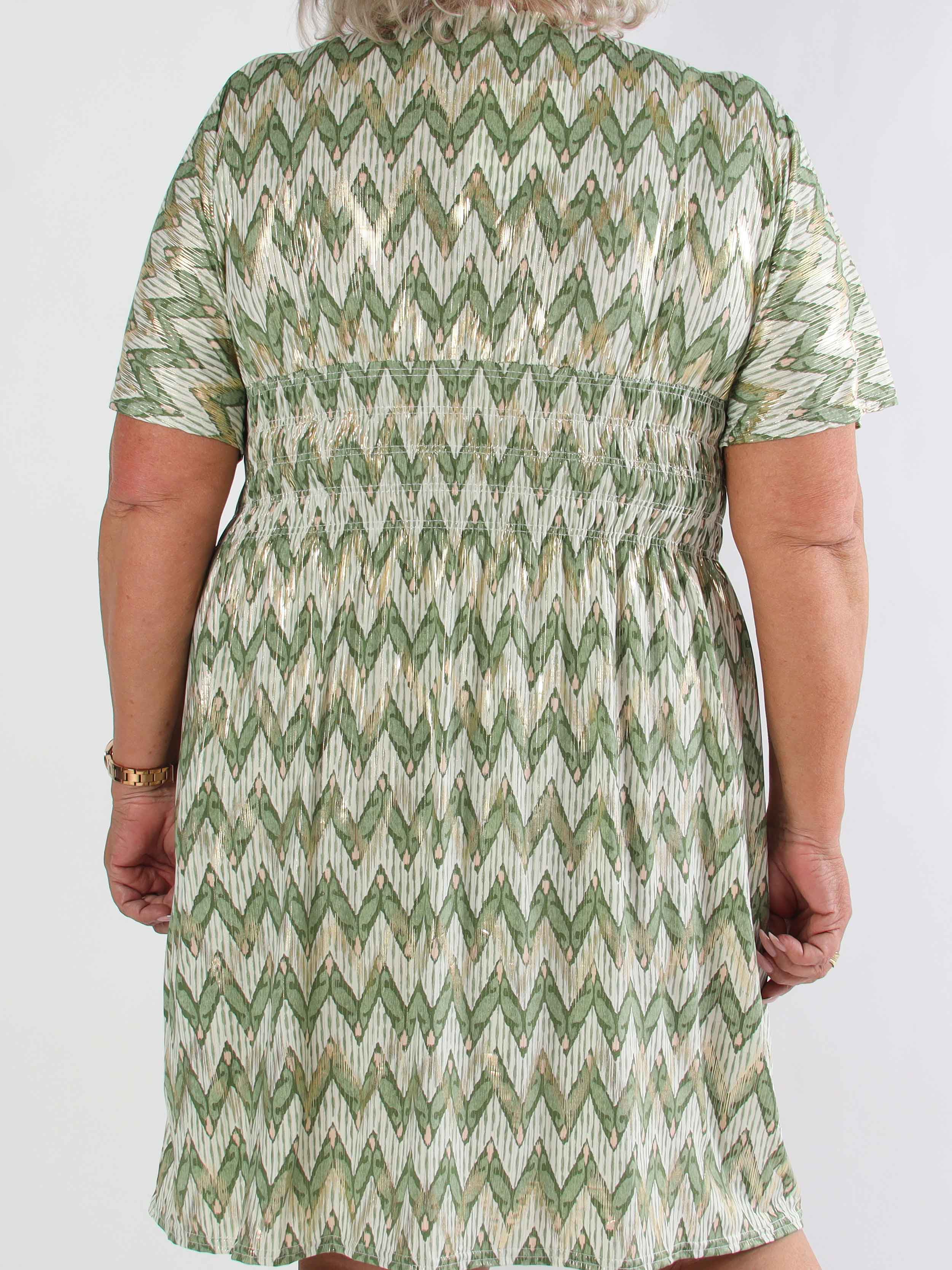 Pams Zigzag Short - Elastisk mønstret plus size kjole med guld detaljer
