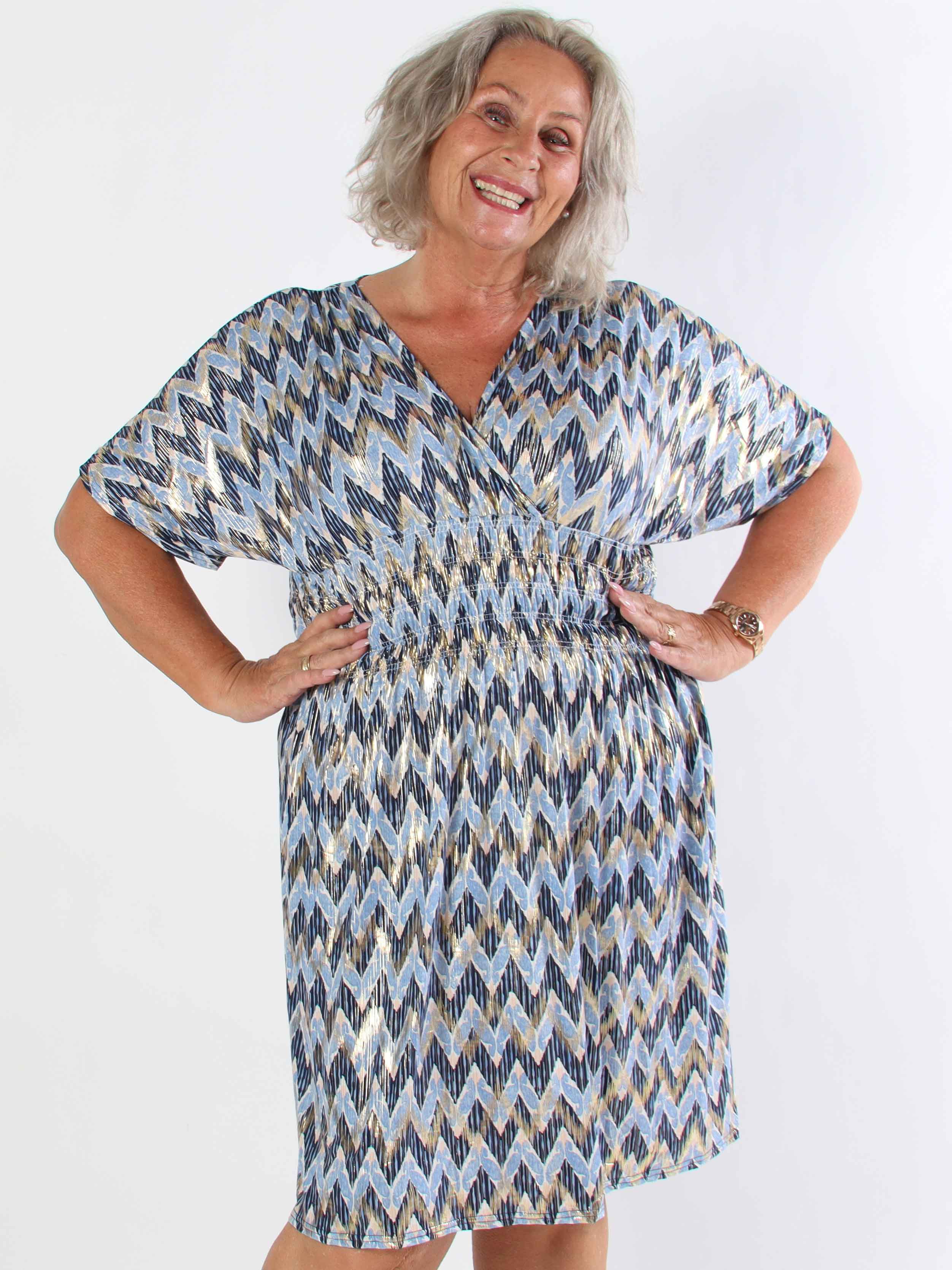 Pams Zigzag Short - Elastisk mønstret plus size kjole med guld detaljer