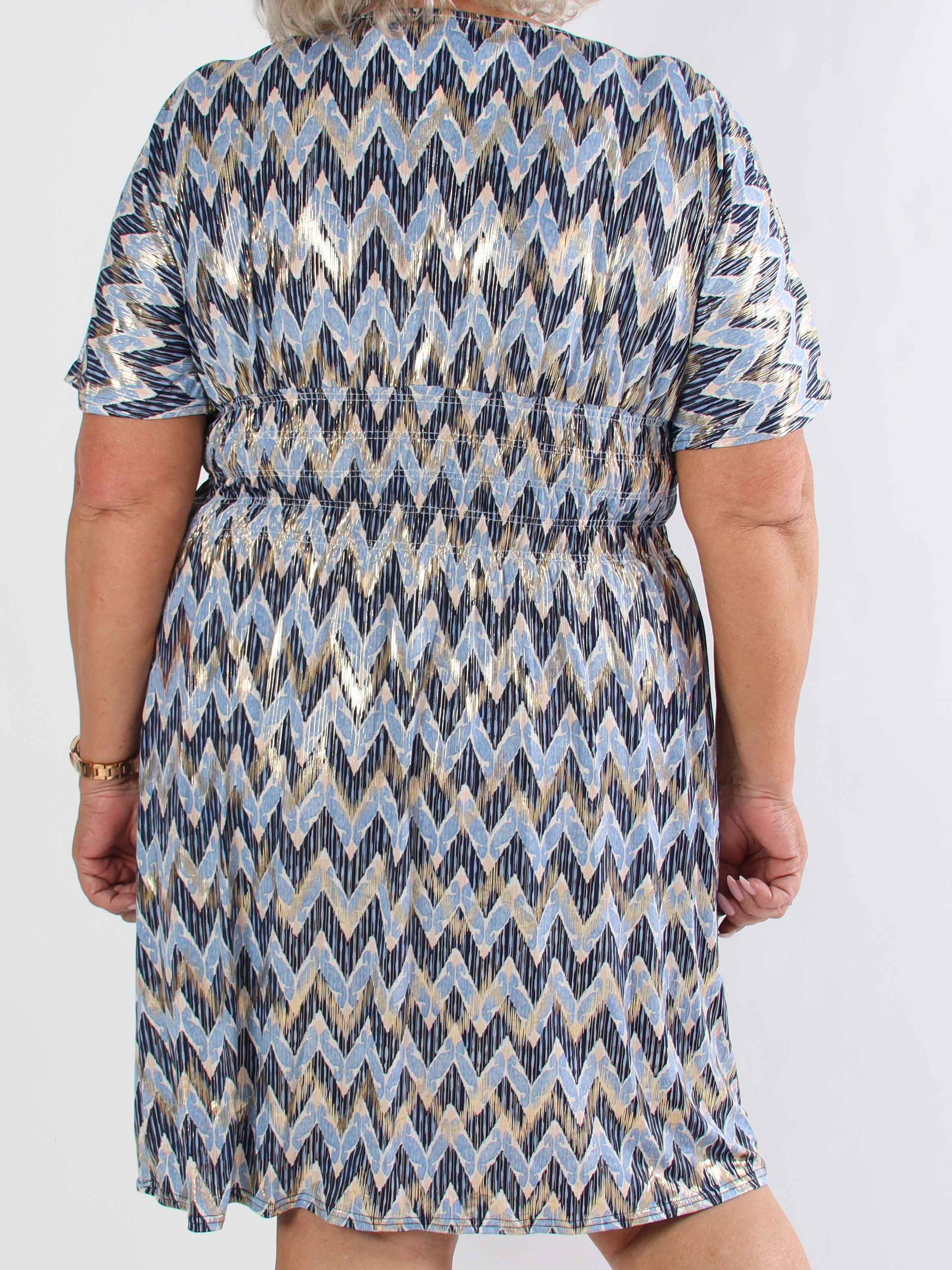 Pams Zigzag Short - Elastisk mønstret plus size kjole med guld detaljer