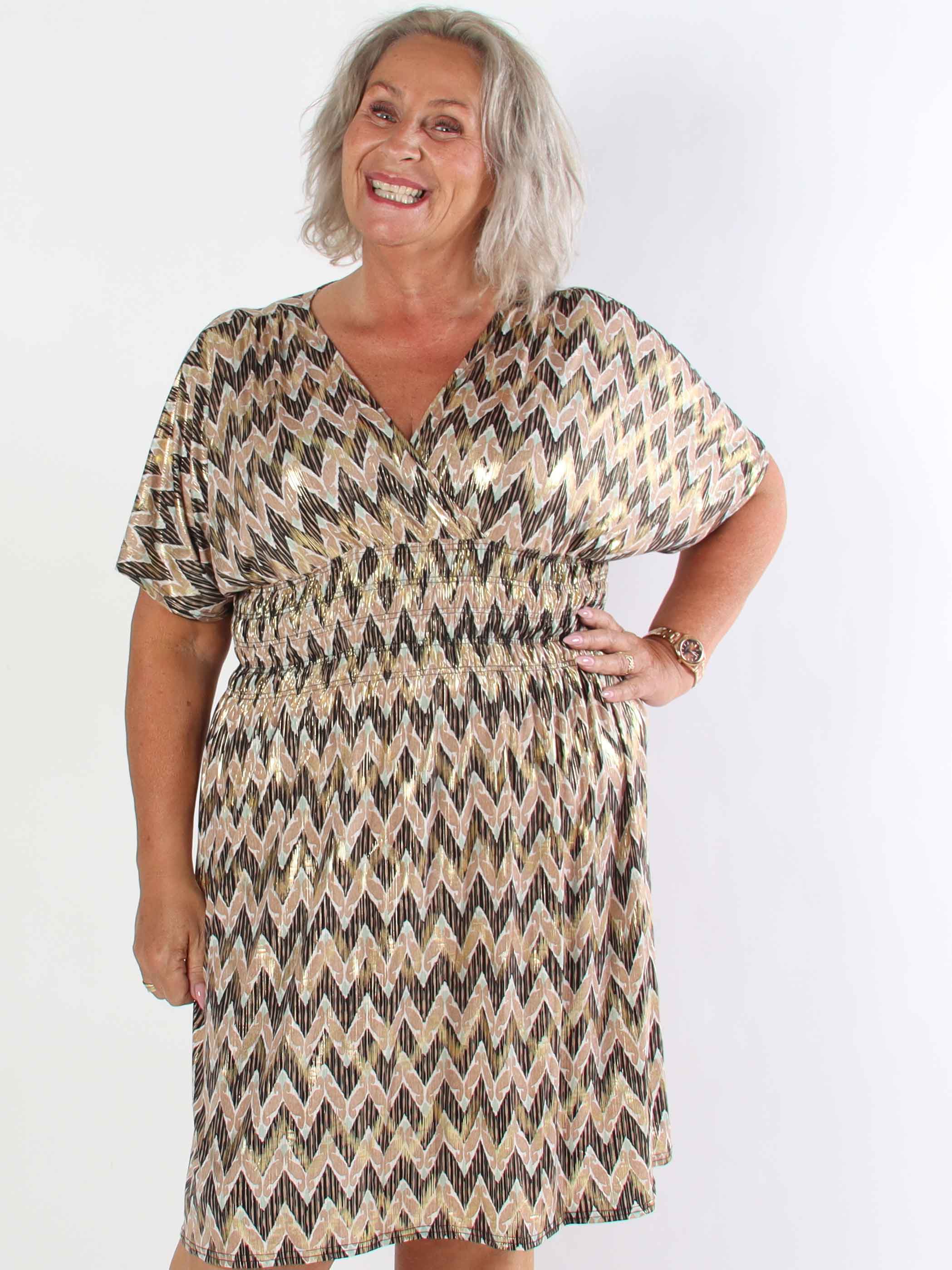 Pams Zigzag Short - Elastisk mønstret plus size kjole med guld detaljer