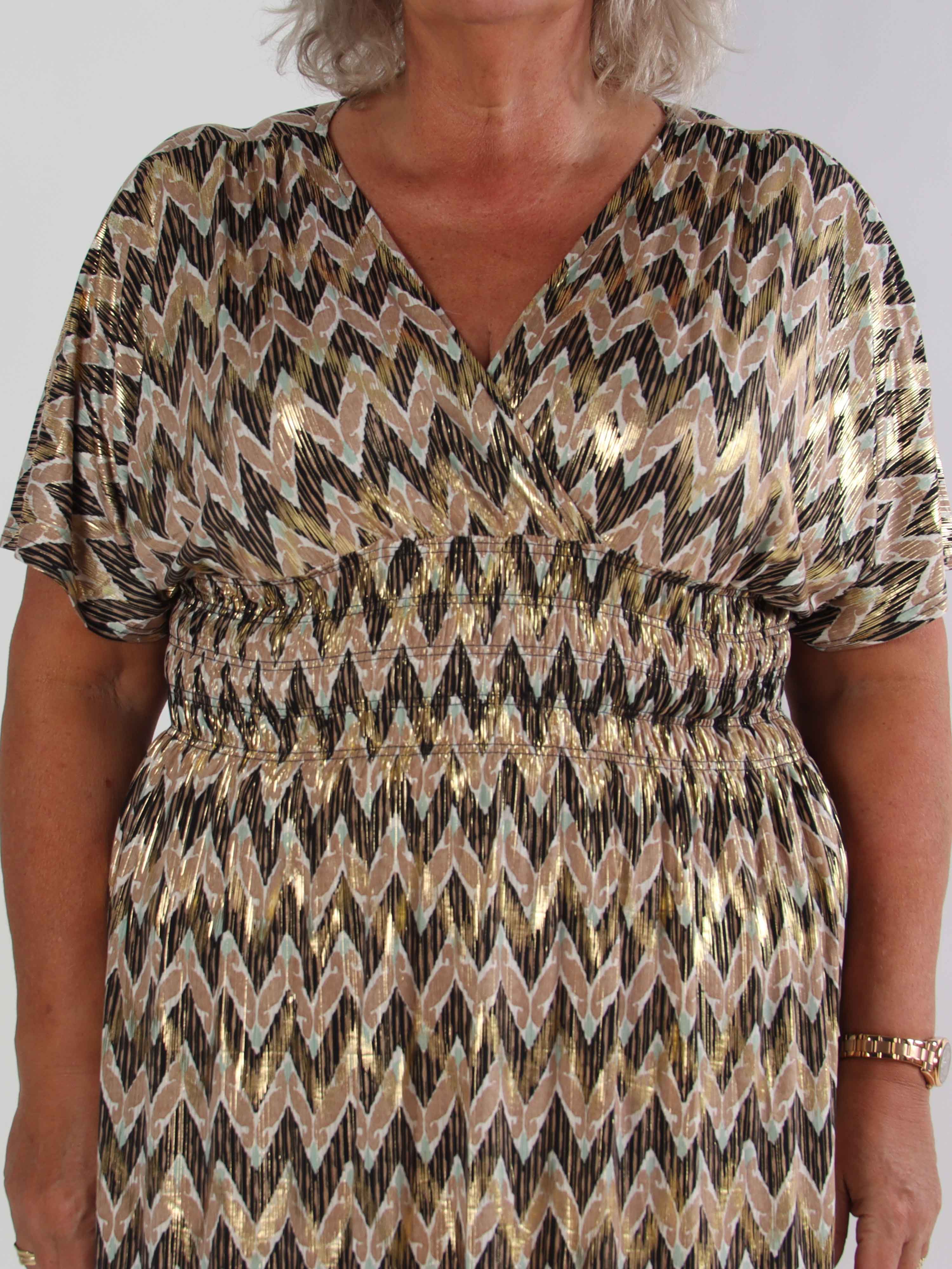 Pams Zigzag Short - Elastisk mønstret plus size kjole med guld detaljer