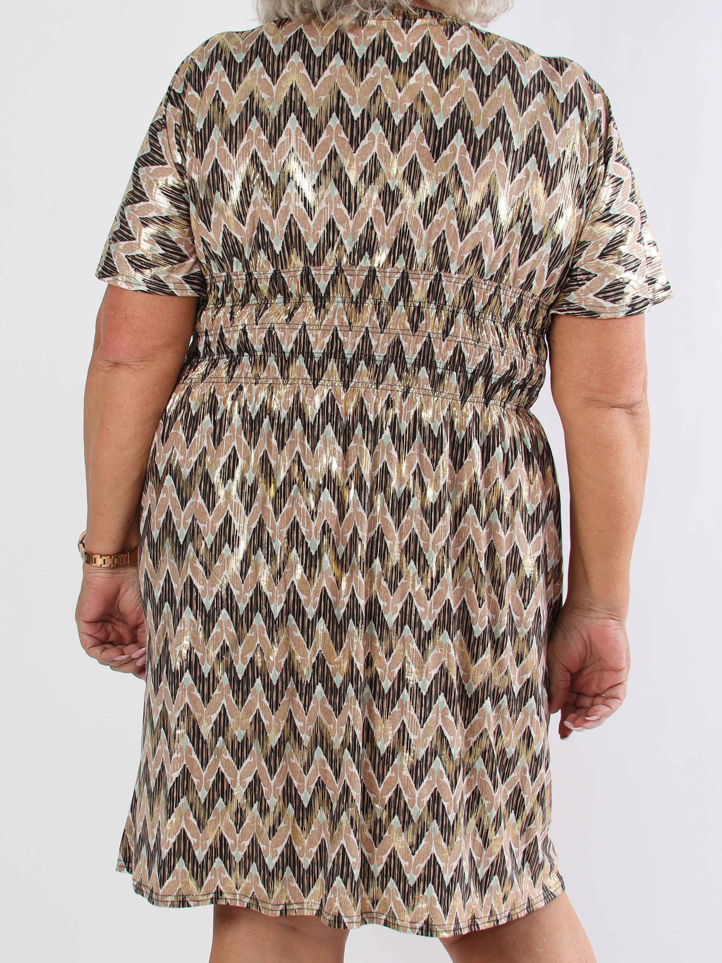 Pams Zigzag Short - Elastisk mønstret plus size kjole med guld detaljer