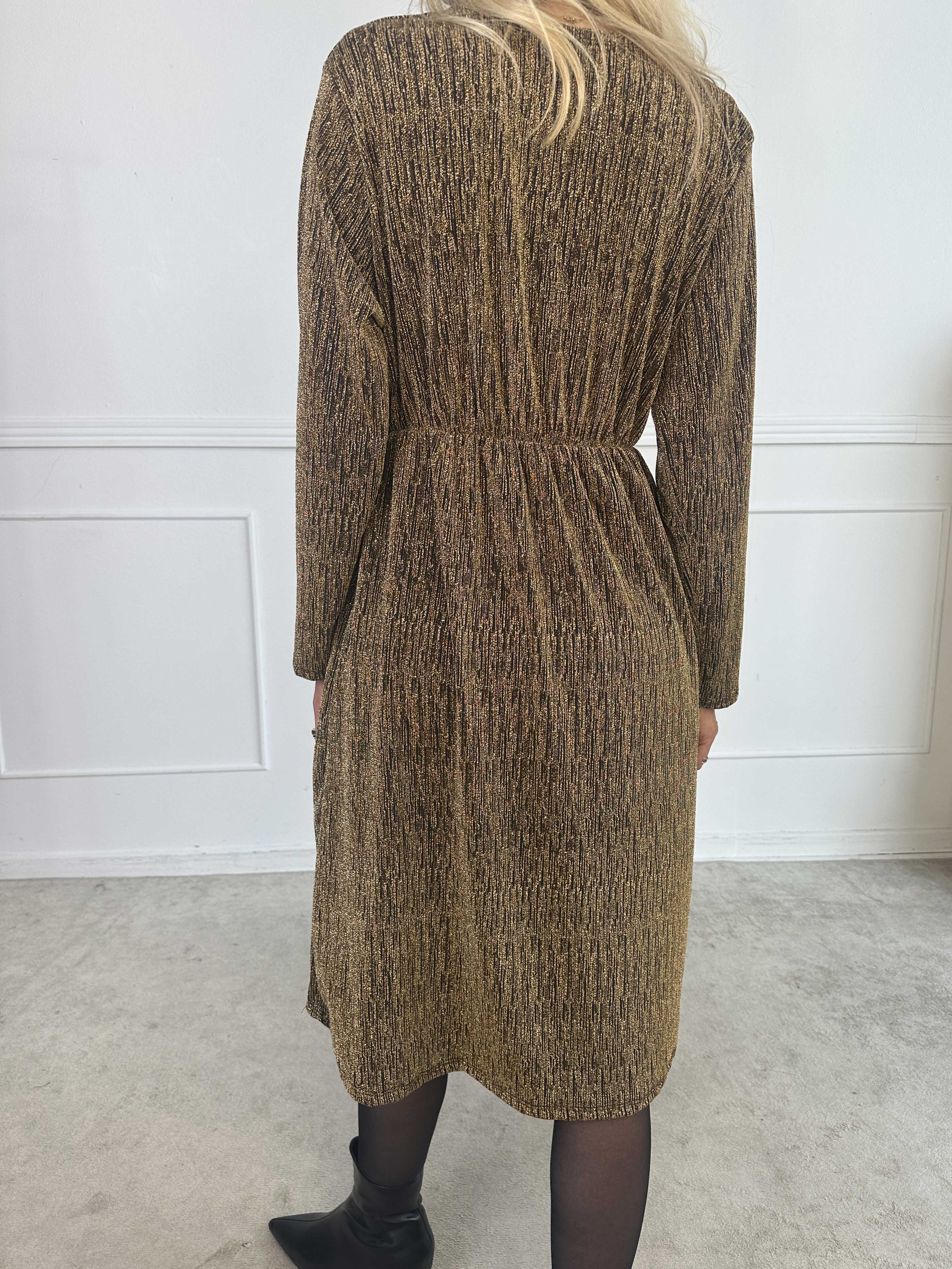 Lina - Sød festkjole med glimmertråde og elegant krydsdetalje ved brystet