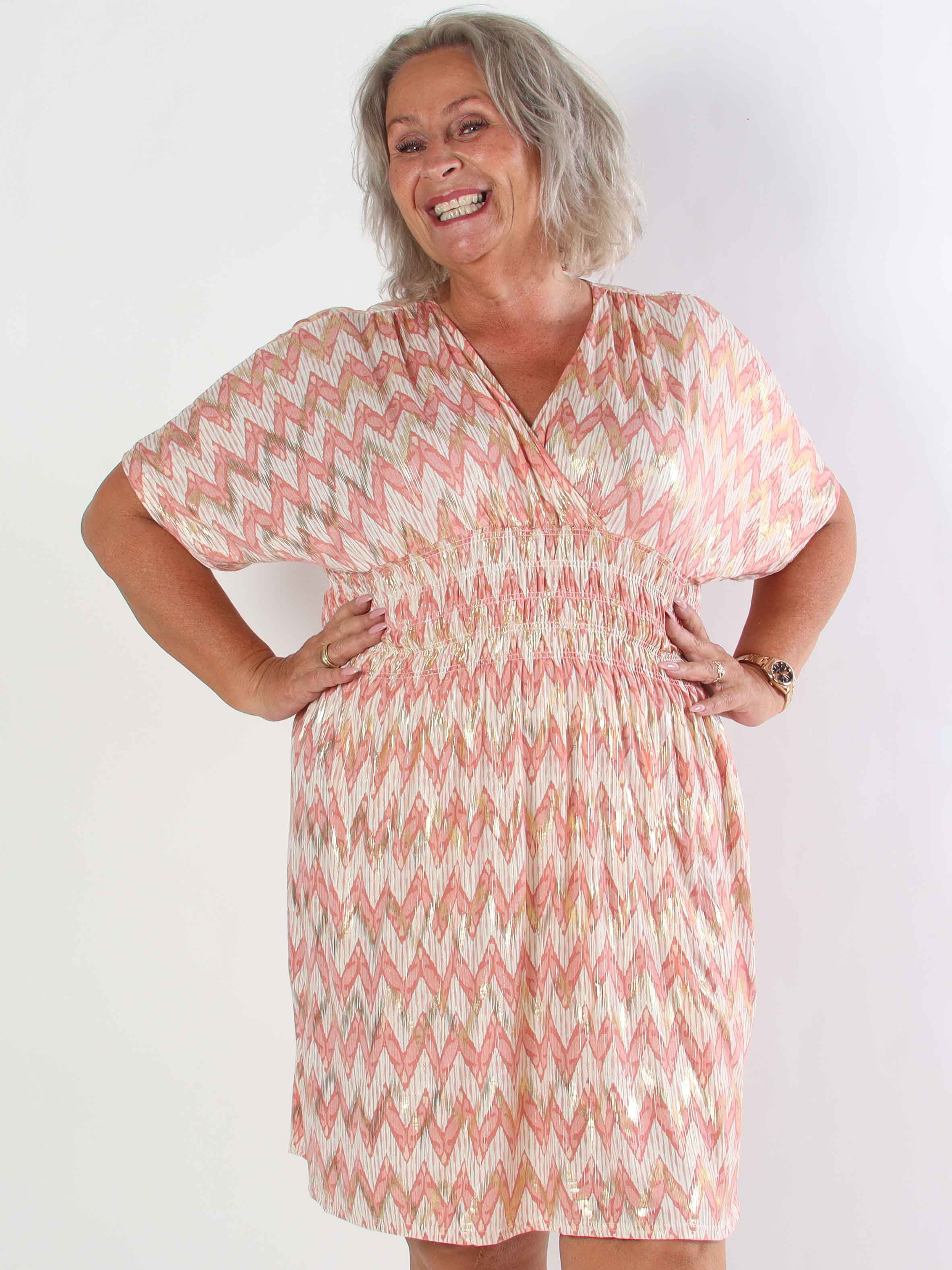 Pams Zigzag Short - Elastisk mønstret plus size kjole med guld detaljer