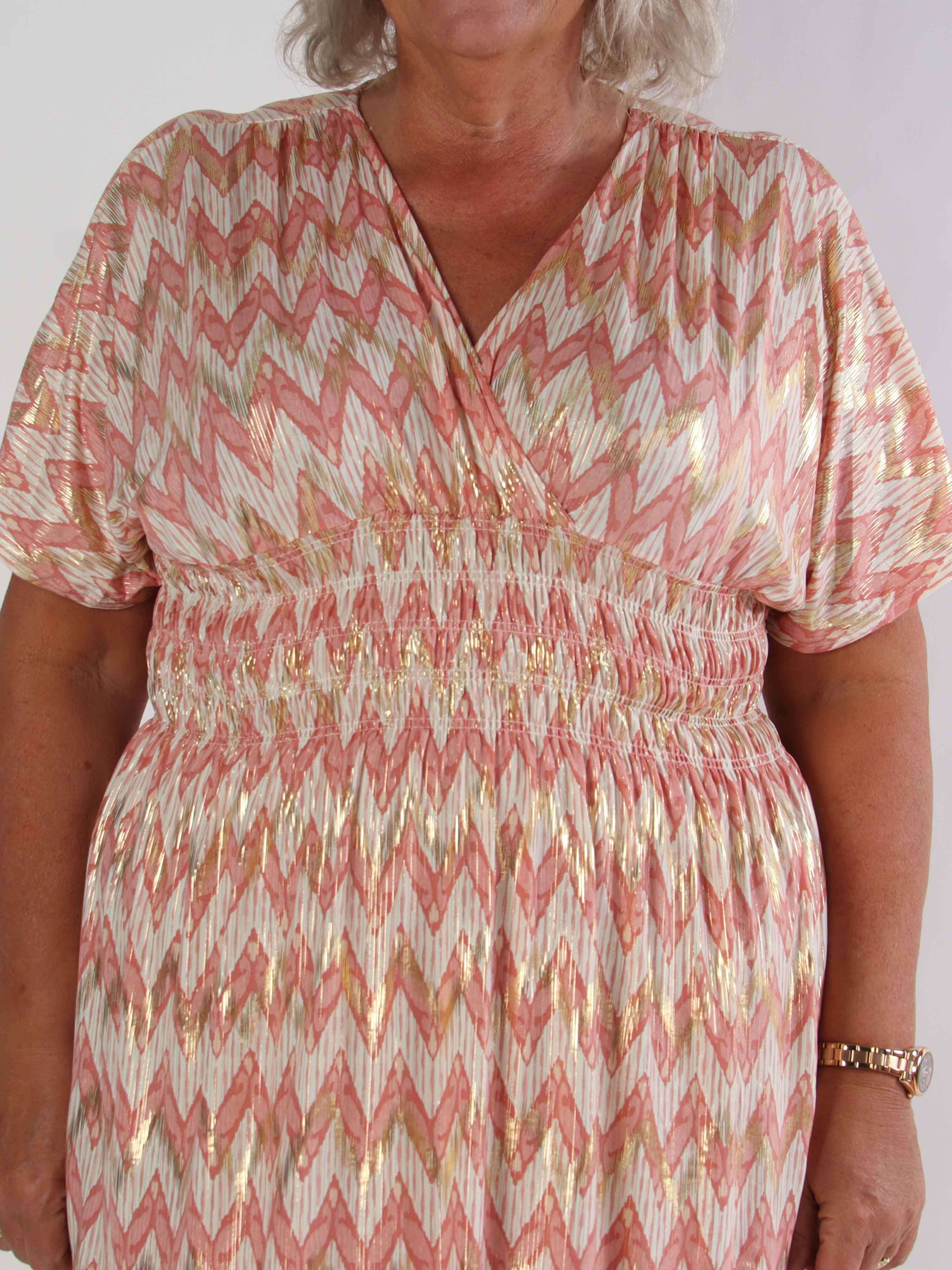 Pams Zigzag Short - Elastisk mønstret plus size kjole med guld detaljer