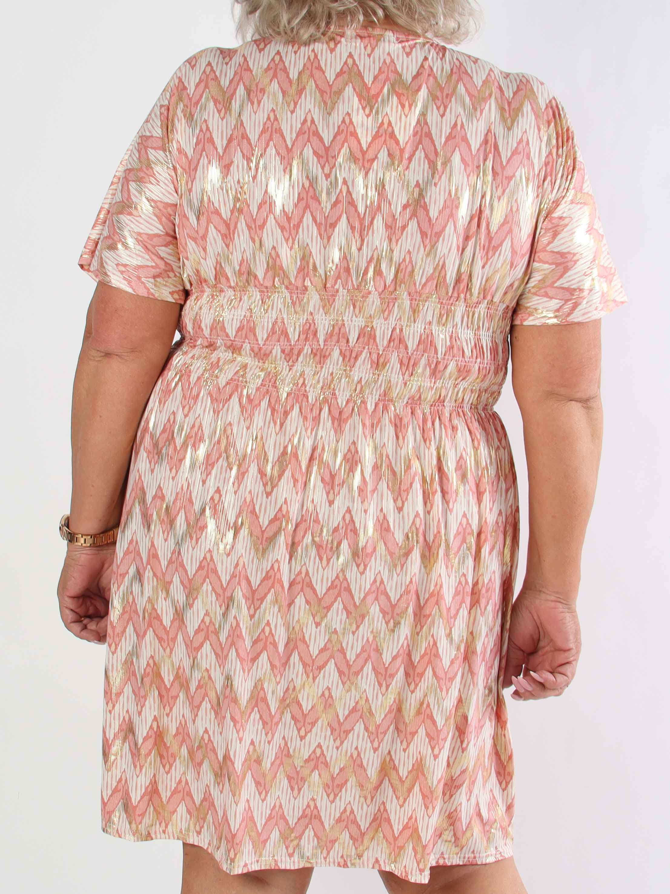 Pams Zigzag Short - Elastisk mønstret plus size kjole med guld detaljer