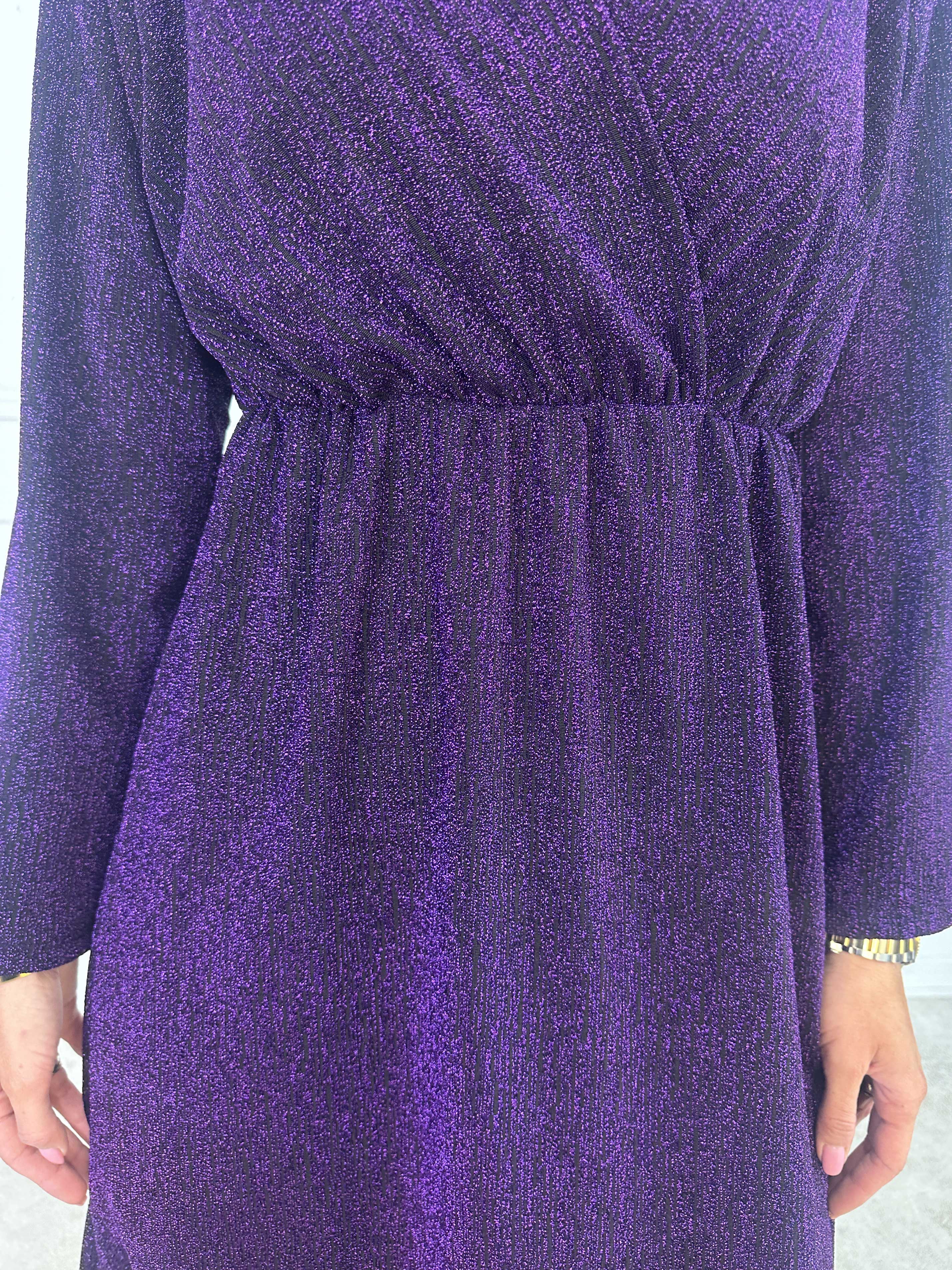 Lina - Sød festkjole med glimmertråde og elegant krydsdetalje ved brystet