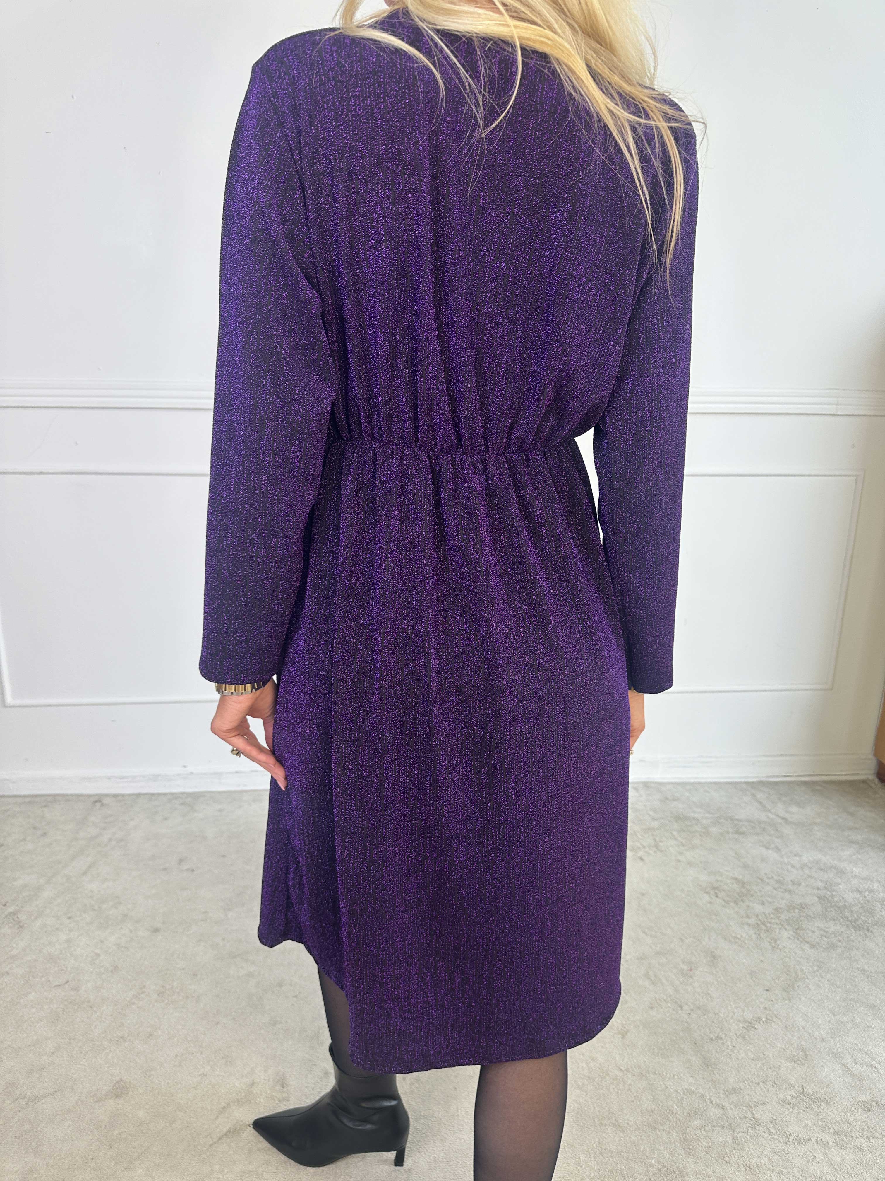 Lina - Sød festkjole med glimmertråde og elegant krydsdetalje ved brystet